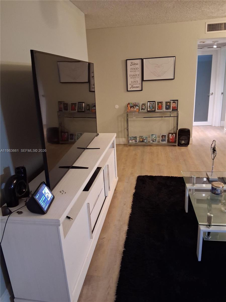 Listing photo 5 for 9450 Live Oak Pl Unit#408, Davie, FL, 33324