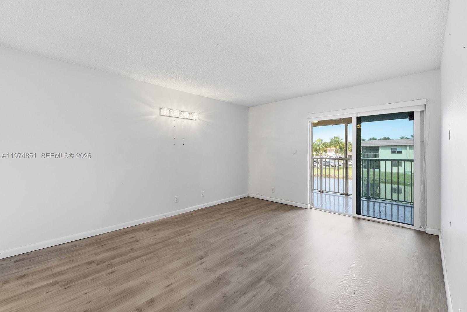 Listing photo 2 for 140 Lakeview Dr Unit#203, Weston, FL, 33326