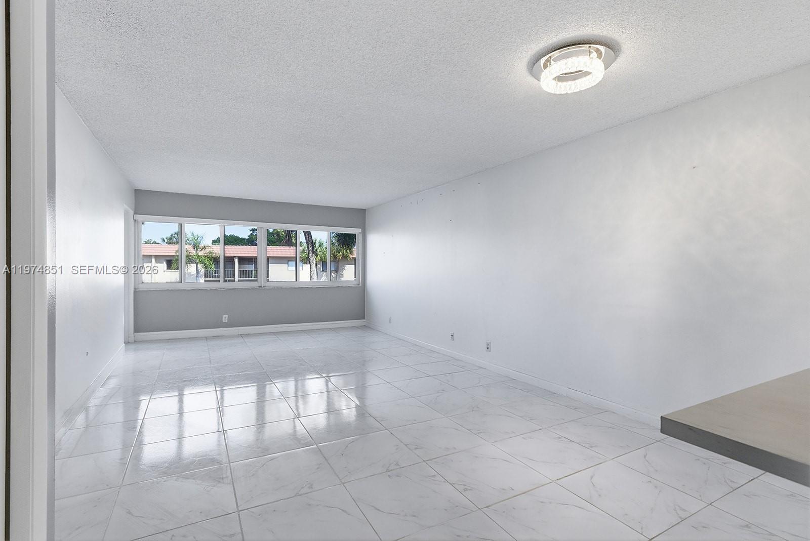 Listing photo 4 for 140 Lakeview Dr Unit#203, Weston, FL, 33326