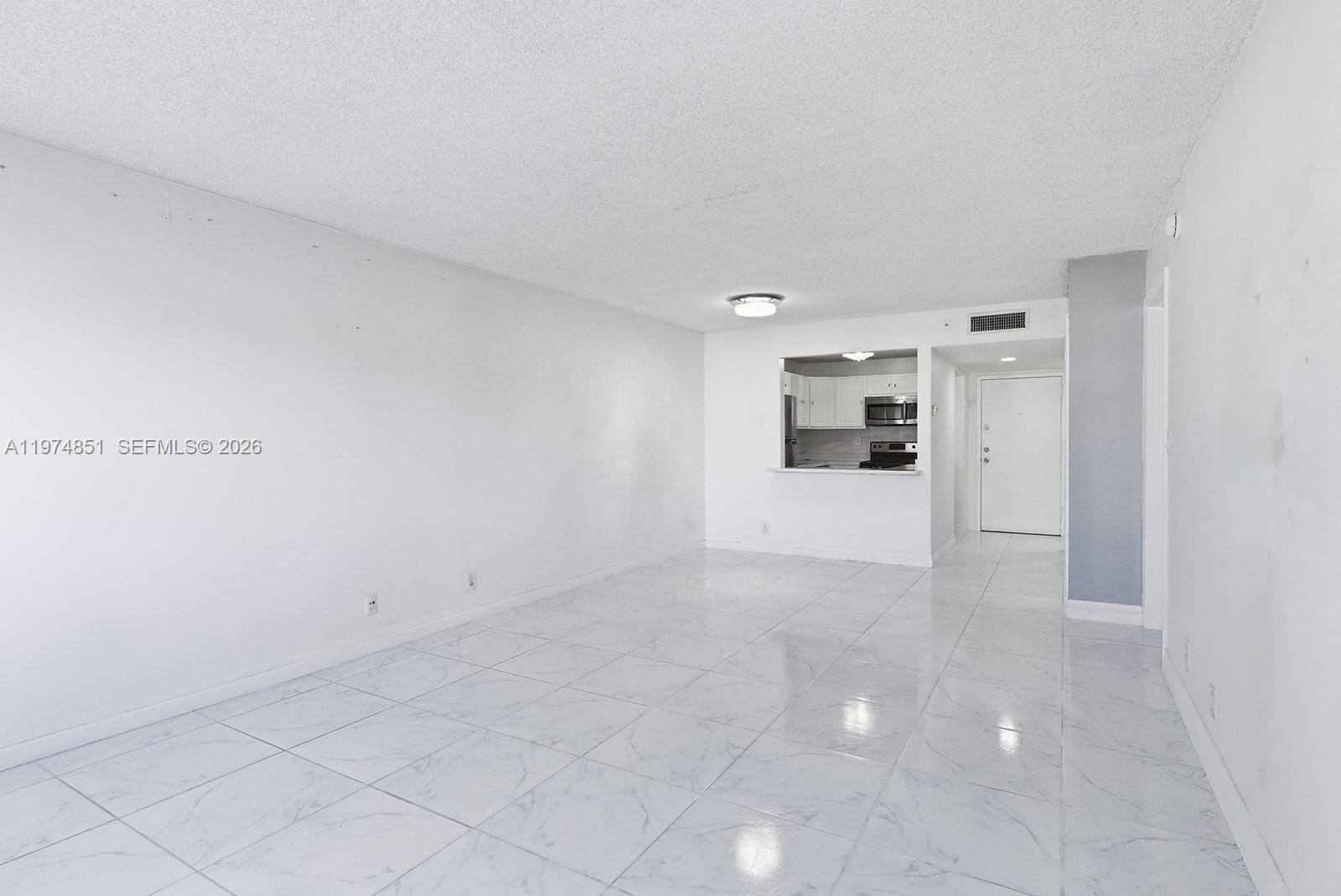Listing photo 5 for 140 Lakeview Dr Unit#203, Weston, FL, 33326