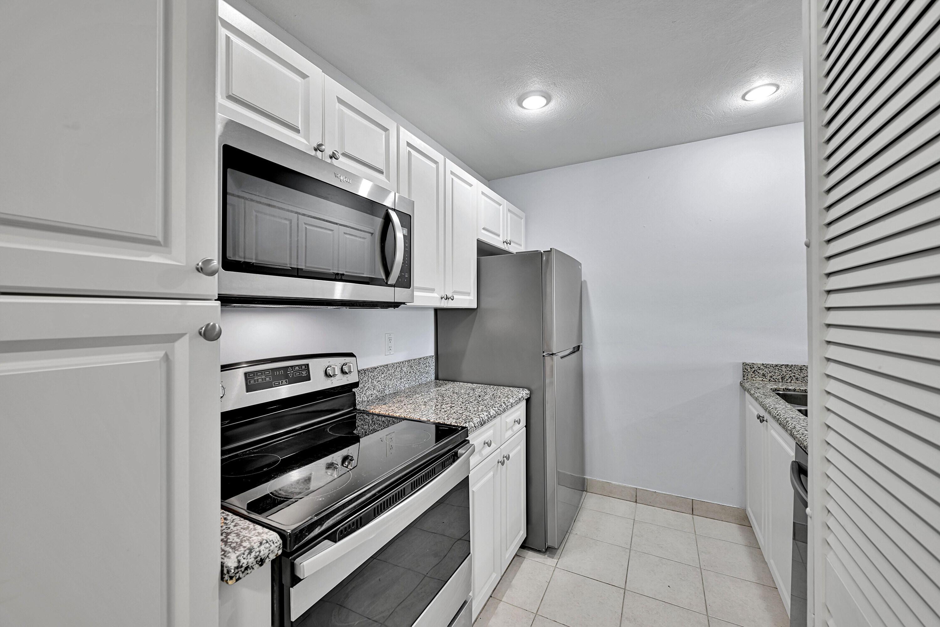Listing photo 3 for 906 Twin Lakes Drive Unit#8-j, Coral Springs, FL, 33071