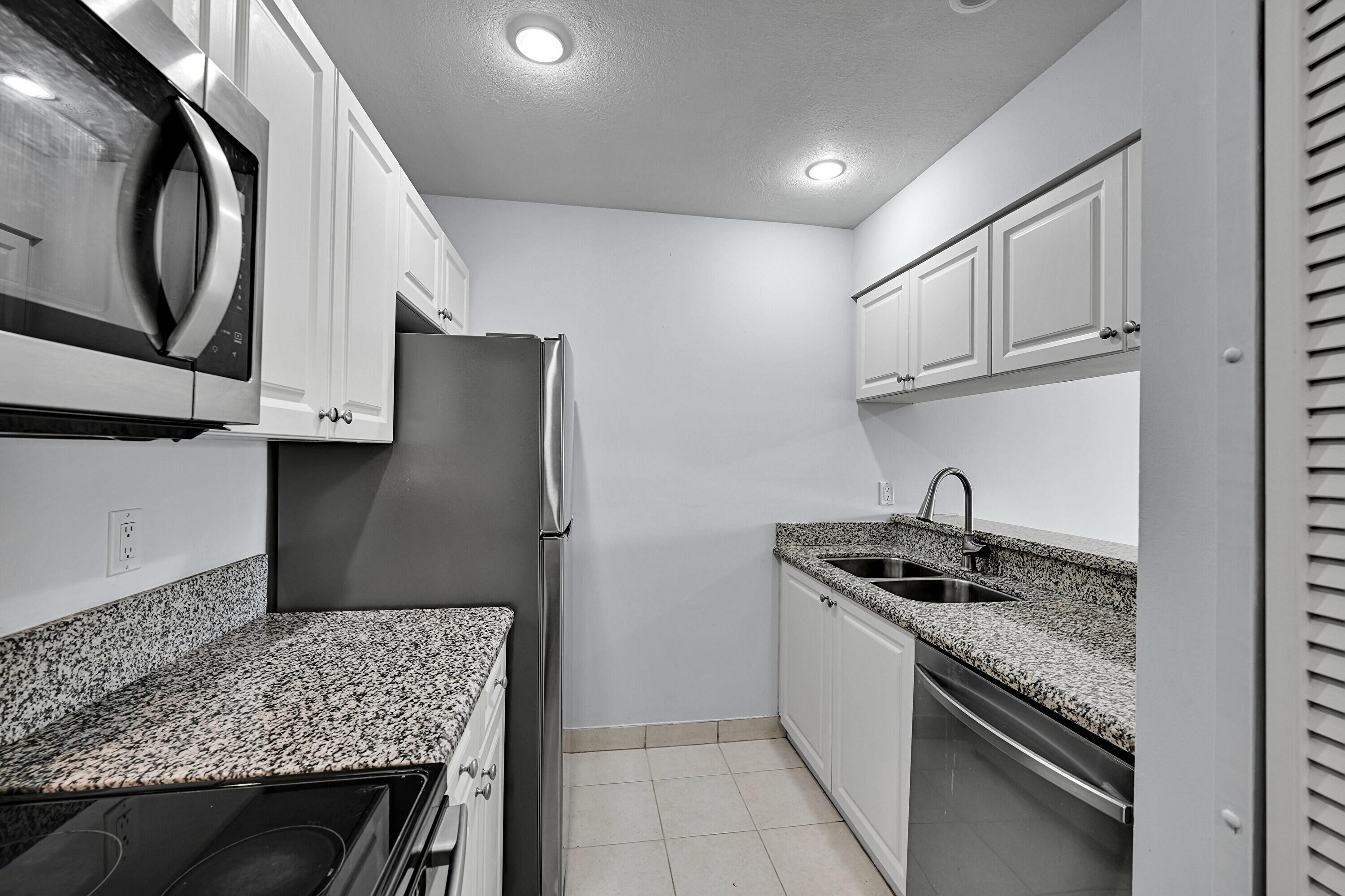 Listing photo 4 for 906 Twin Lakes Drive Unit#8-j, Coral Springs, FL, 33071