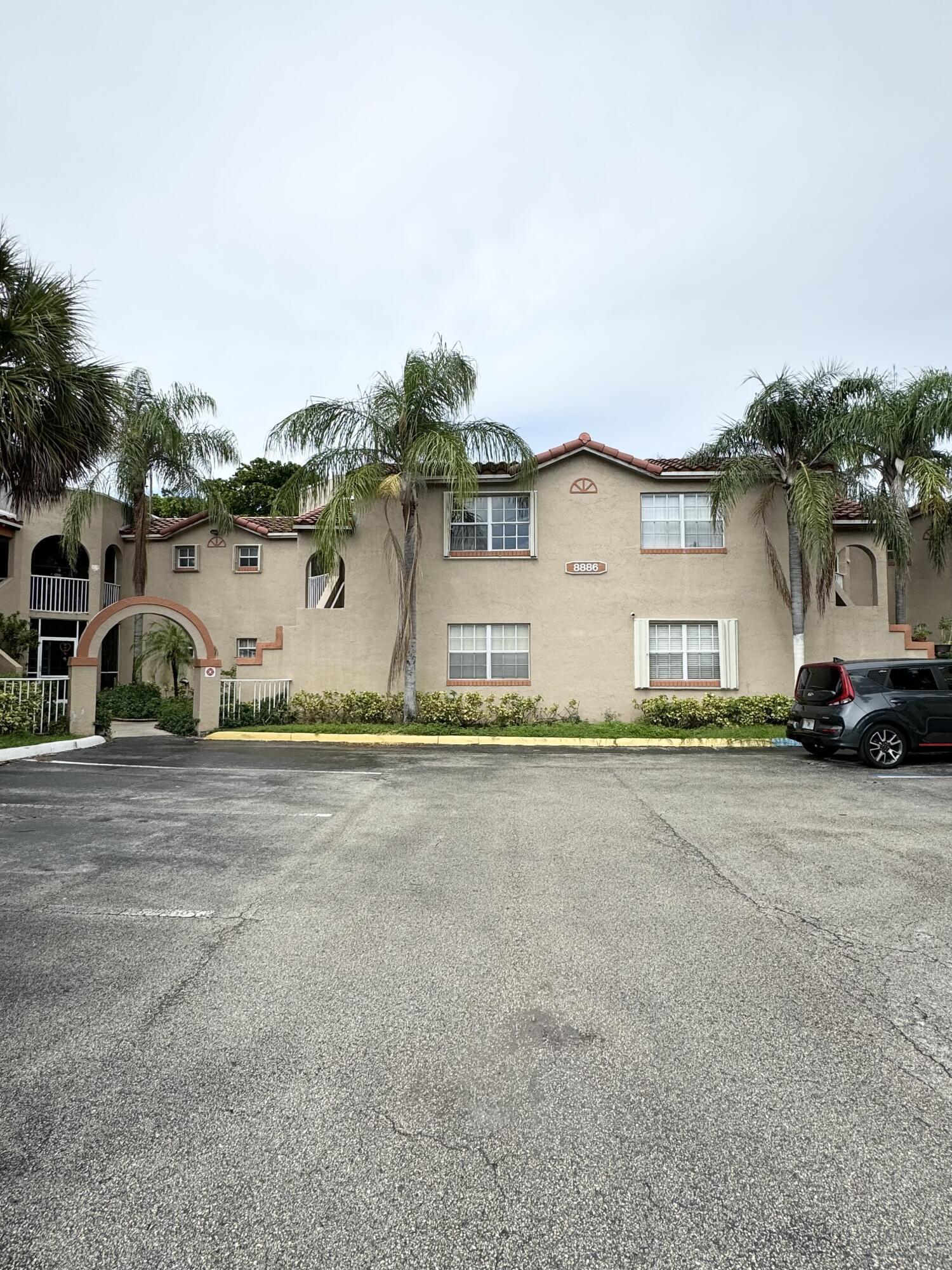 Listing photo 2 for 8886 SW 3rd Street Unit#203, Pembroke Pines, FL, 33025