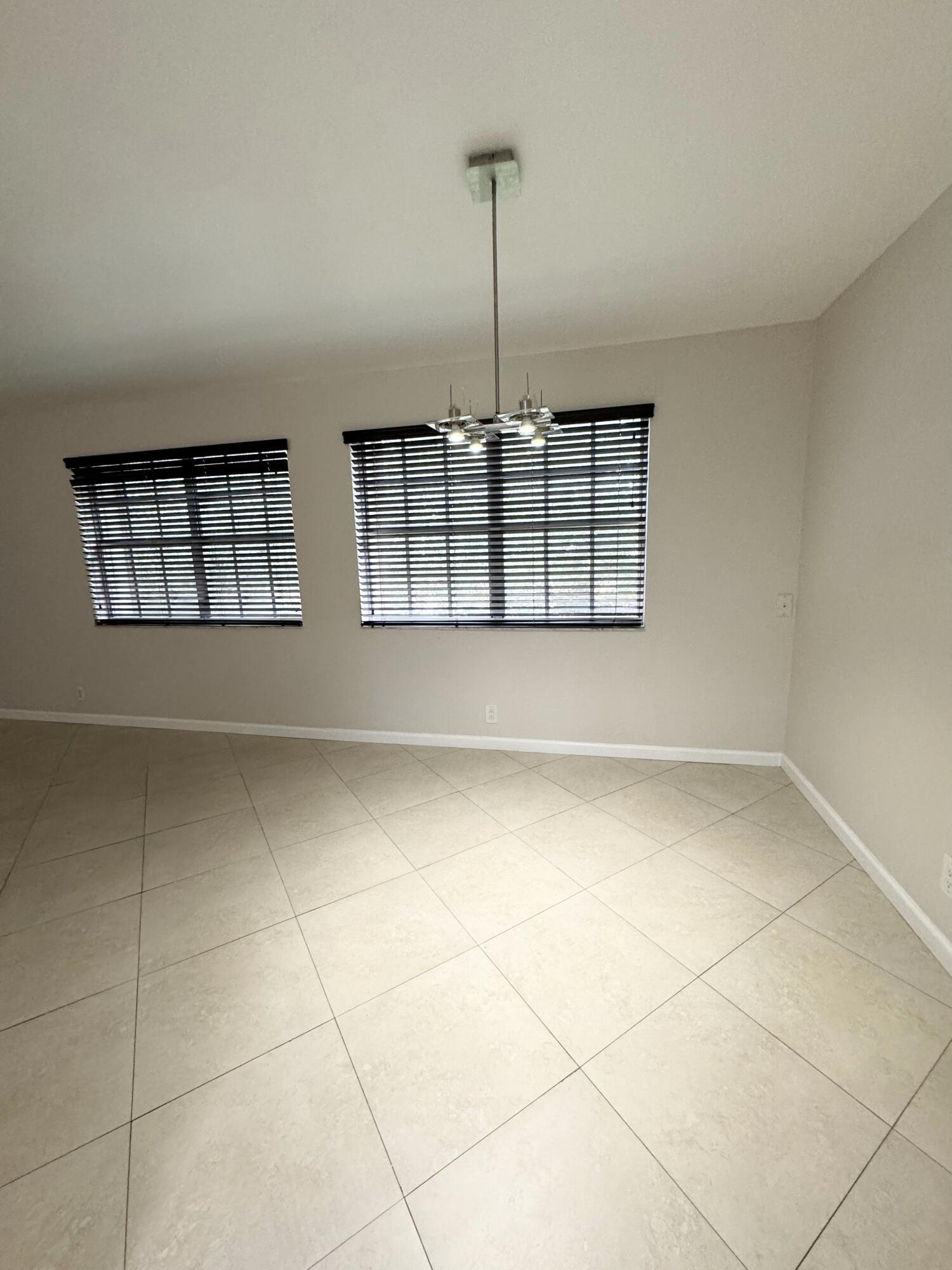 Listing photo 5 for 8886 SW 3rd Street Unit#203, Pembroke Pines, FL, 33025