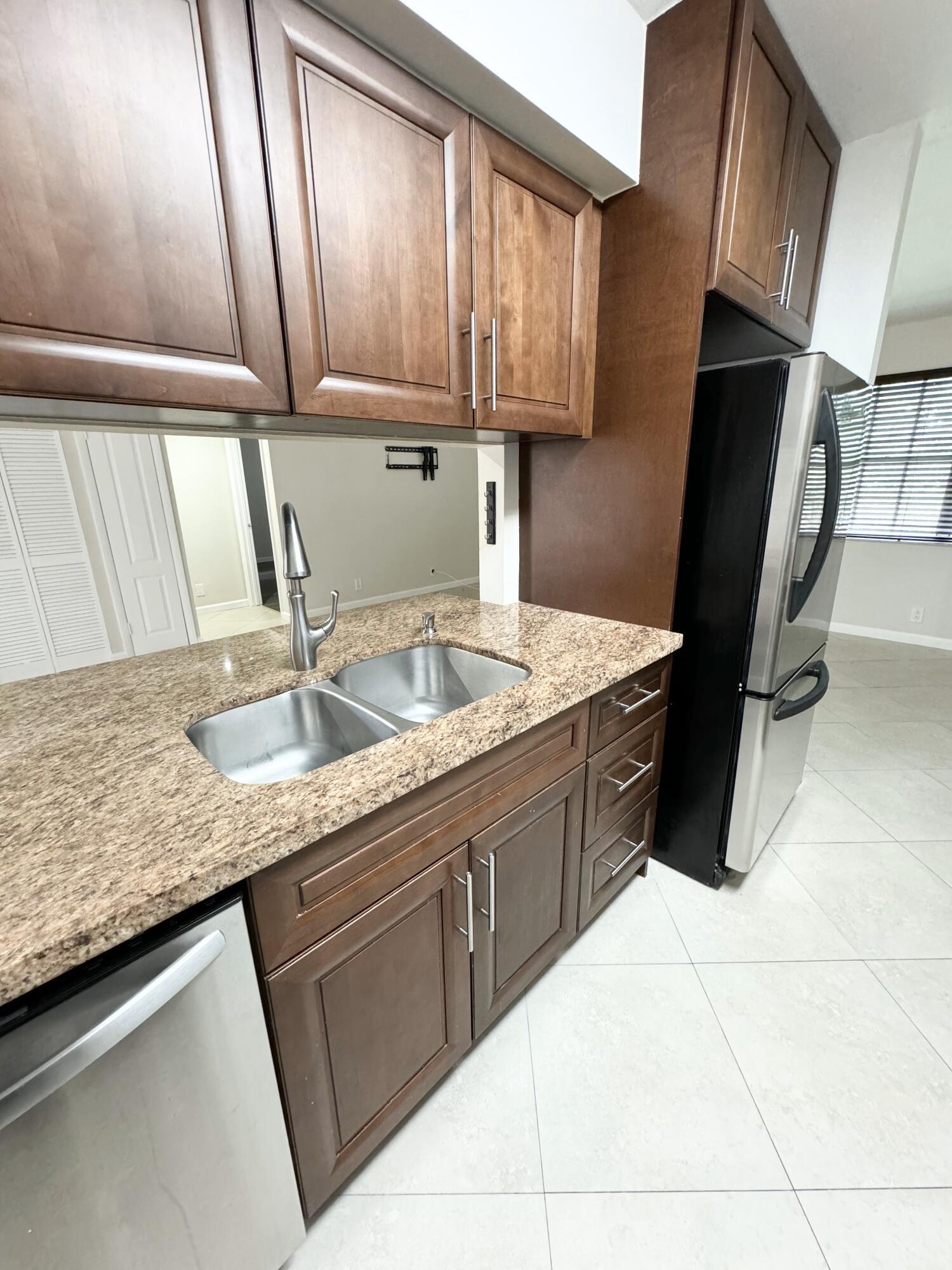 Listing photo 6 for 8886 SW 3rd Street Unit#203, Pembroke Pines, FL, 33025