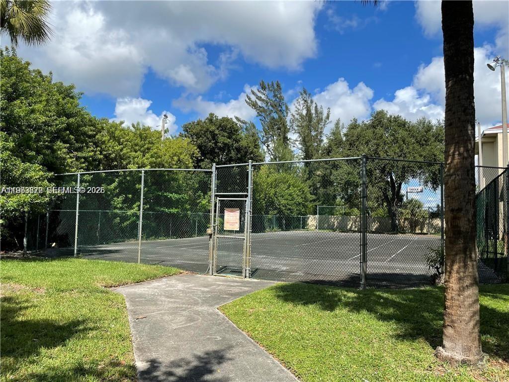 Listing photo 5 for 2445 SW 18th Ter Unit#124, Fort Lauderdale, FL, 33315