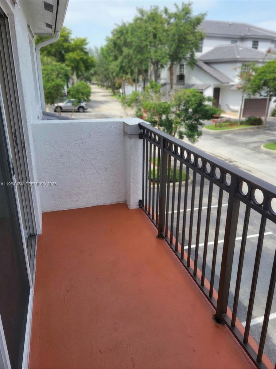 Listing photo 3 for 721 SW 148th Ave Unit#310, Sunrise, FL, 33325