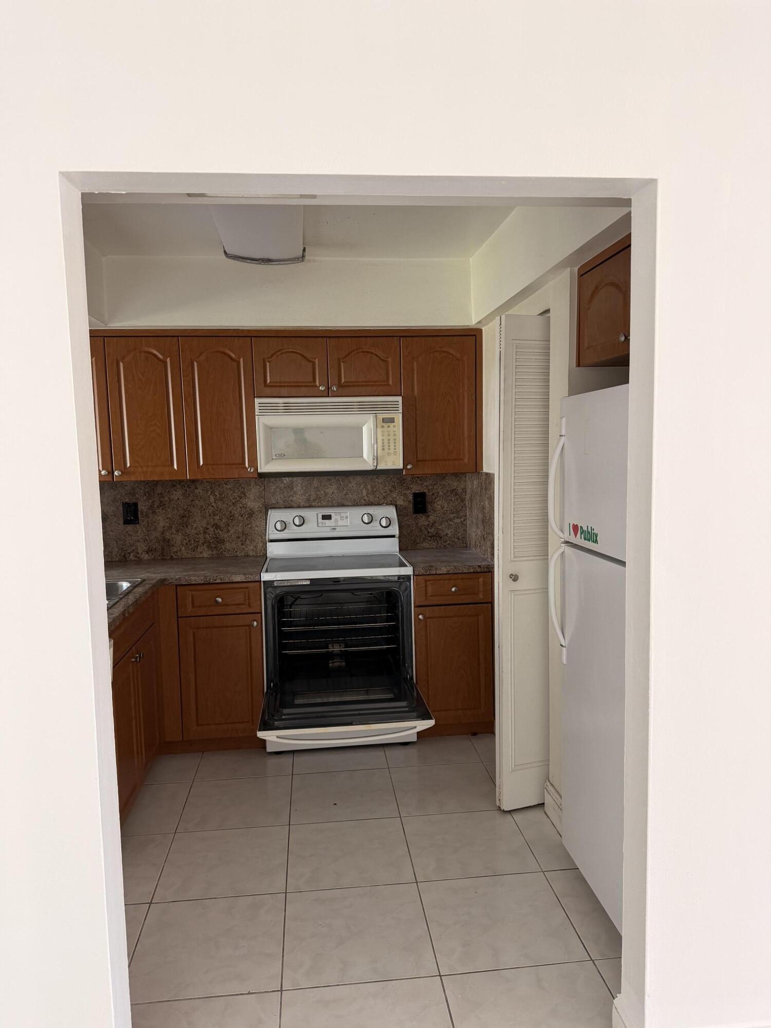 Listing photo 3 for 7421-7425 NW 15th Street, Plantation, FL, 33313