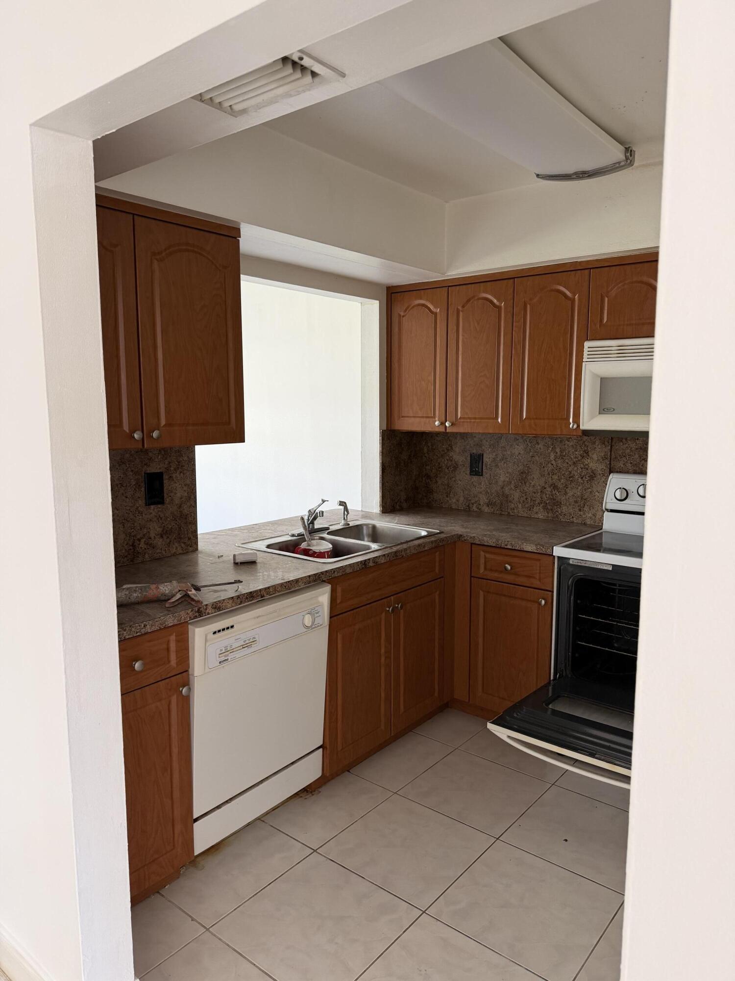 Listing photo 4 for 7421-7425 NW 15th Street, Plantation, FL, 33313