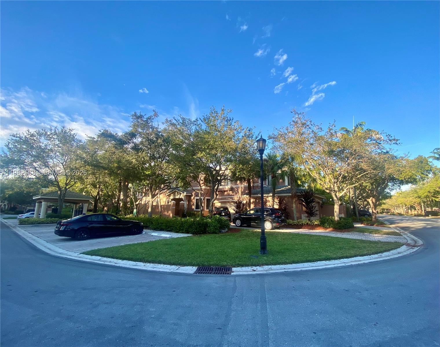 Listing photo 2 for 2816 Kinsington Cir Unit#28-1, Weston, FL, 33332