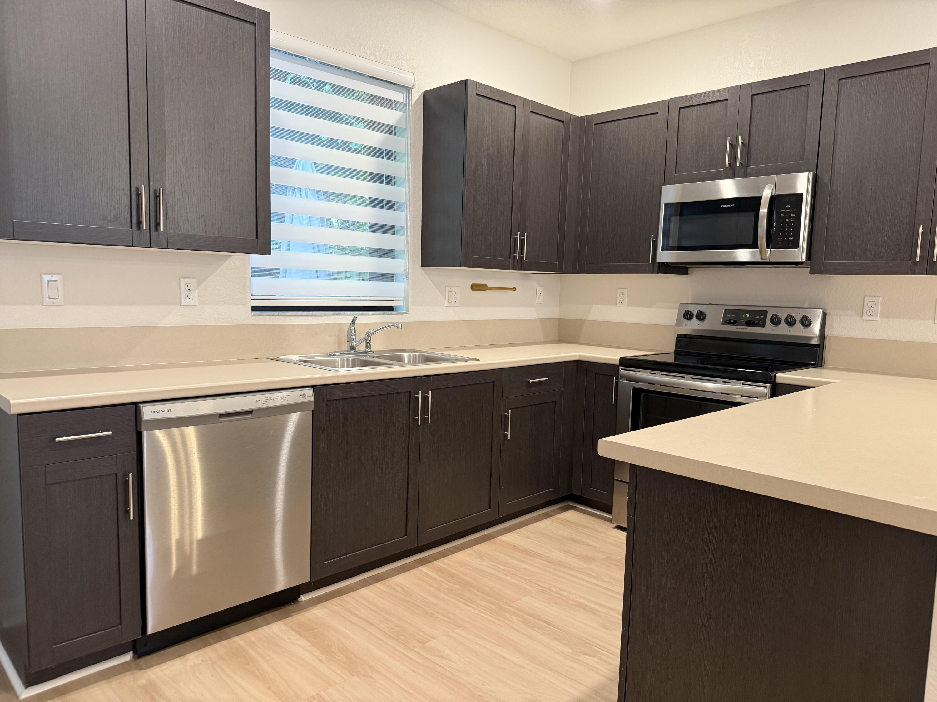 Listing photo 4 for 1513 SW 28th Street, Fort Lauderdale, FL, 33315