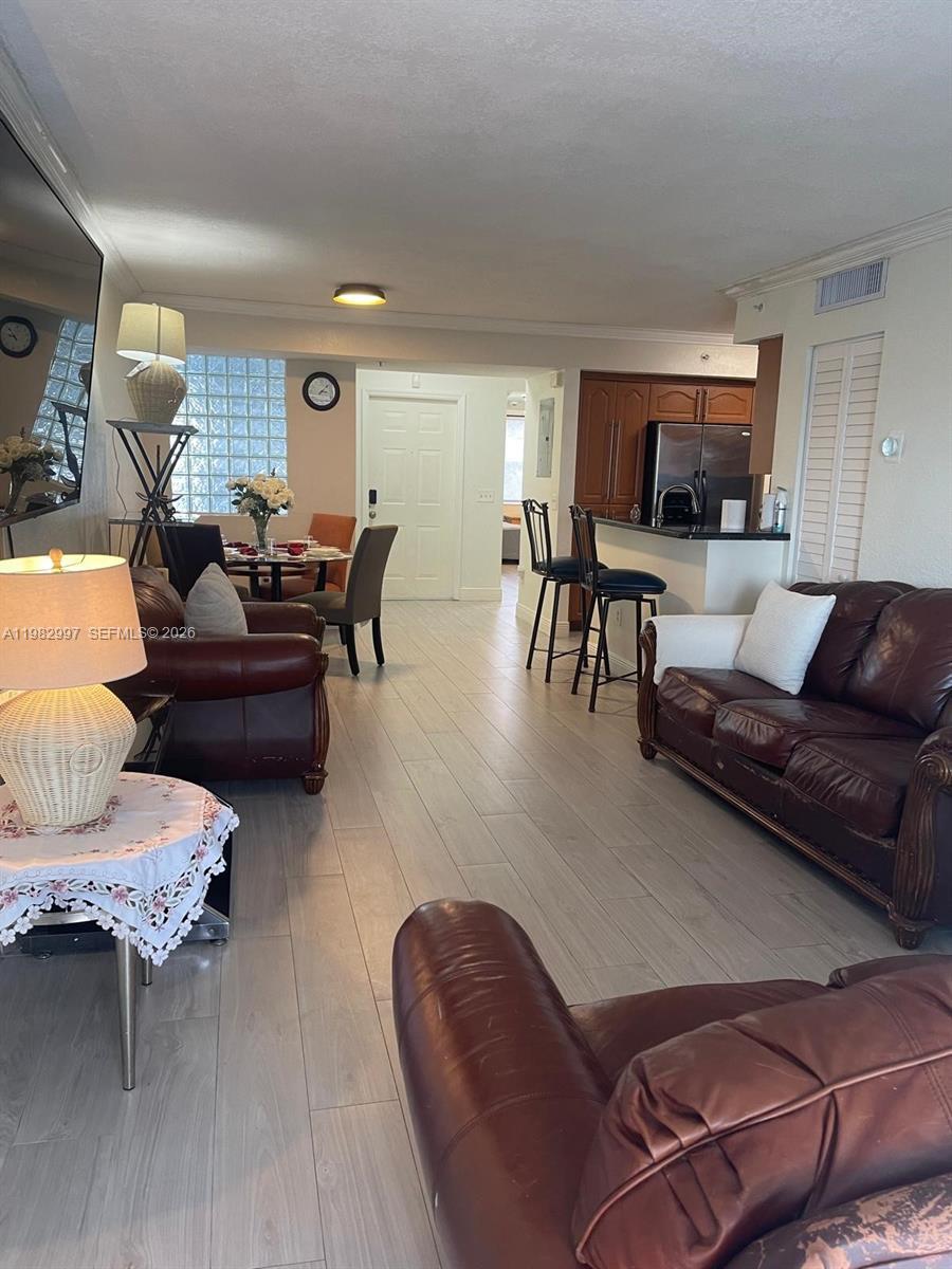Listing photo 3 for 150 NW 96th Ave Unit#9-203, Pembroke Pines, FL, 33024