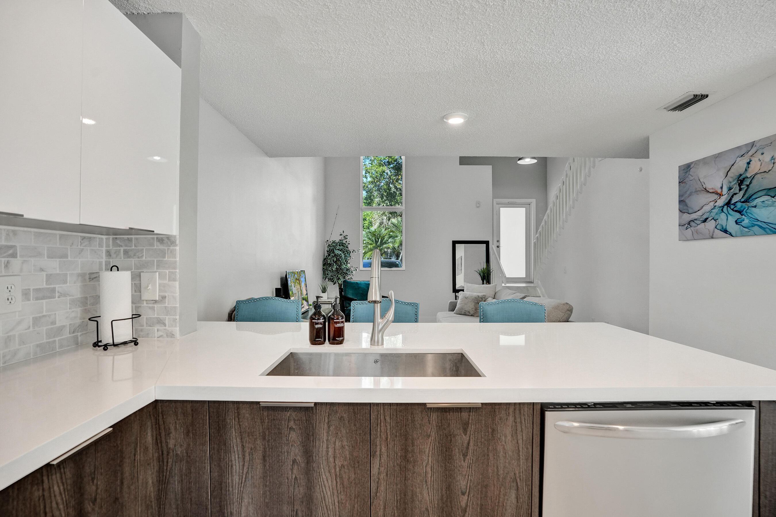 Listing photo 2 for 9841 NW 9th Court, Plantation, FL, 33324