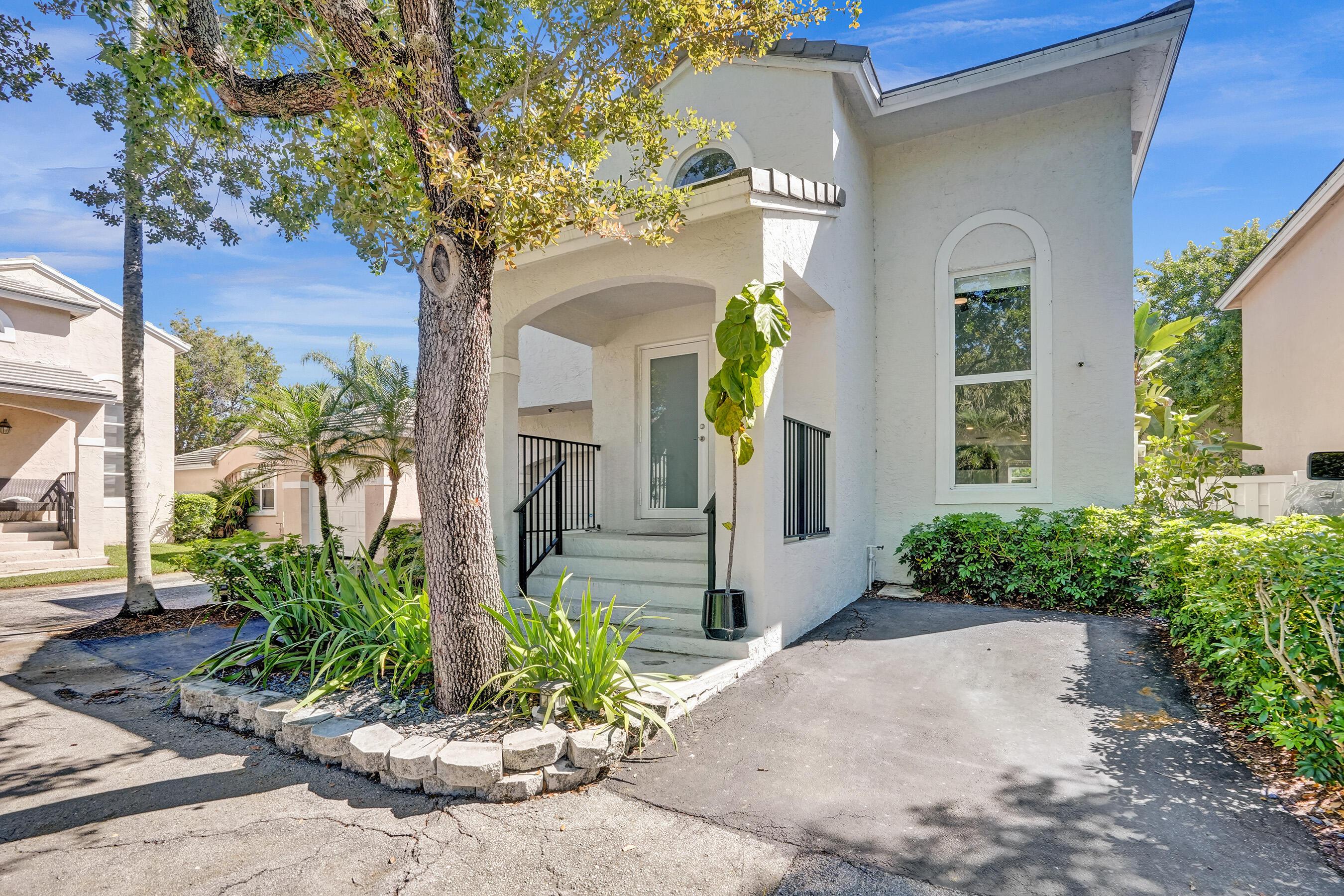 Listing photo 3 for 9841 NW 9th Court, Plantation, FL, 33324