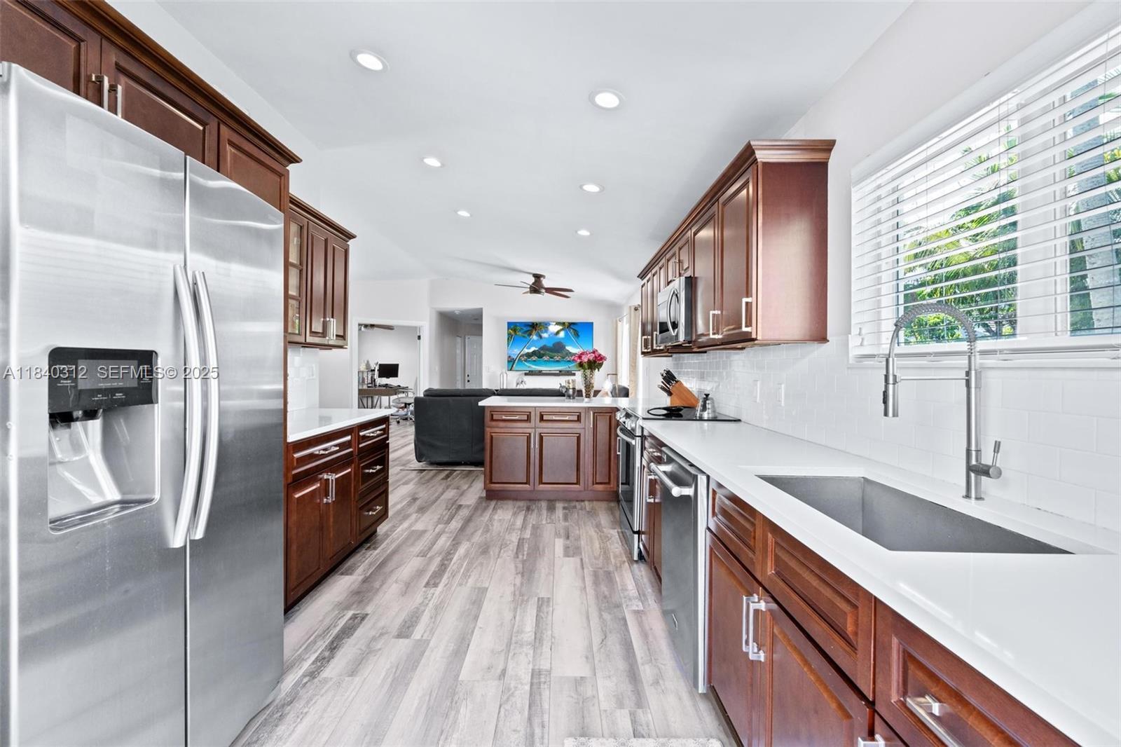 Listing photo 2 for 535 Radford Terrace, Davie, FL, 33325