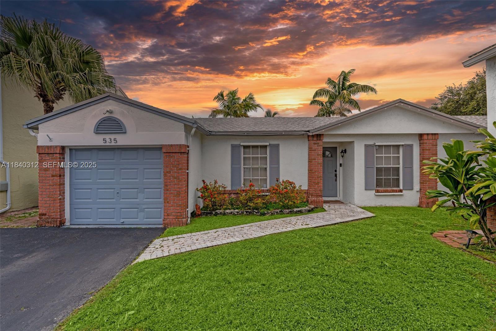Listing photo 3 for 535 Radford Terrace, Davie, FL, 33325