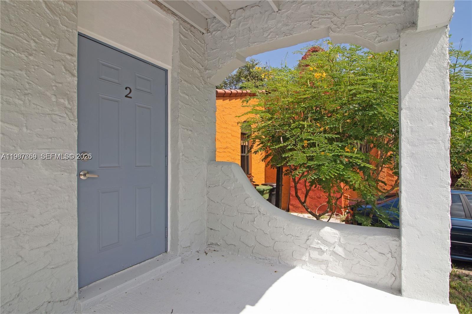 Listing photo 5 for 327 SW 20th St Unit#2, Fort Lauderdale, FL, 33315