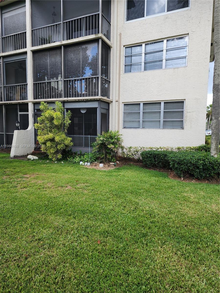 Listing photo 2 for 681 S Hollybrook Dr Unit#110, Pembroke Pines, FL, 33025