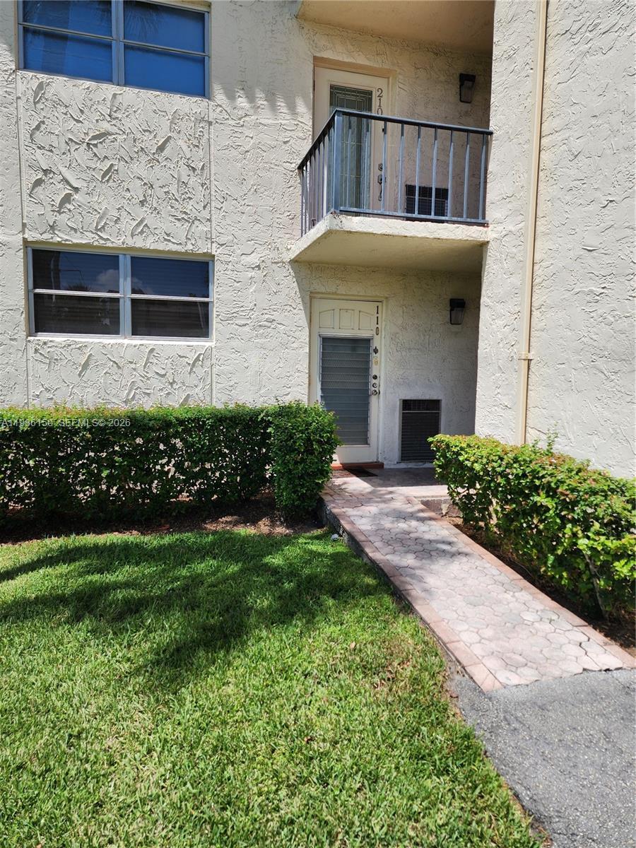 Listing photo 3 for 681 S Hollybrook Dr Unit#110, Pembroke Pines, FL, 33025