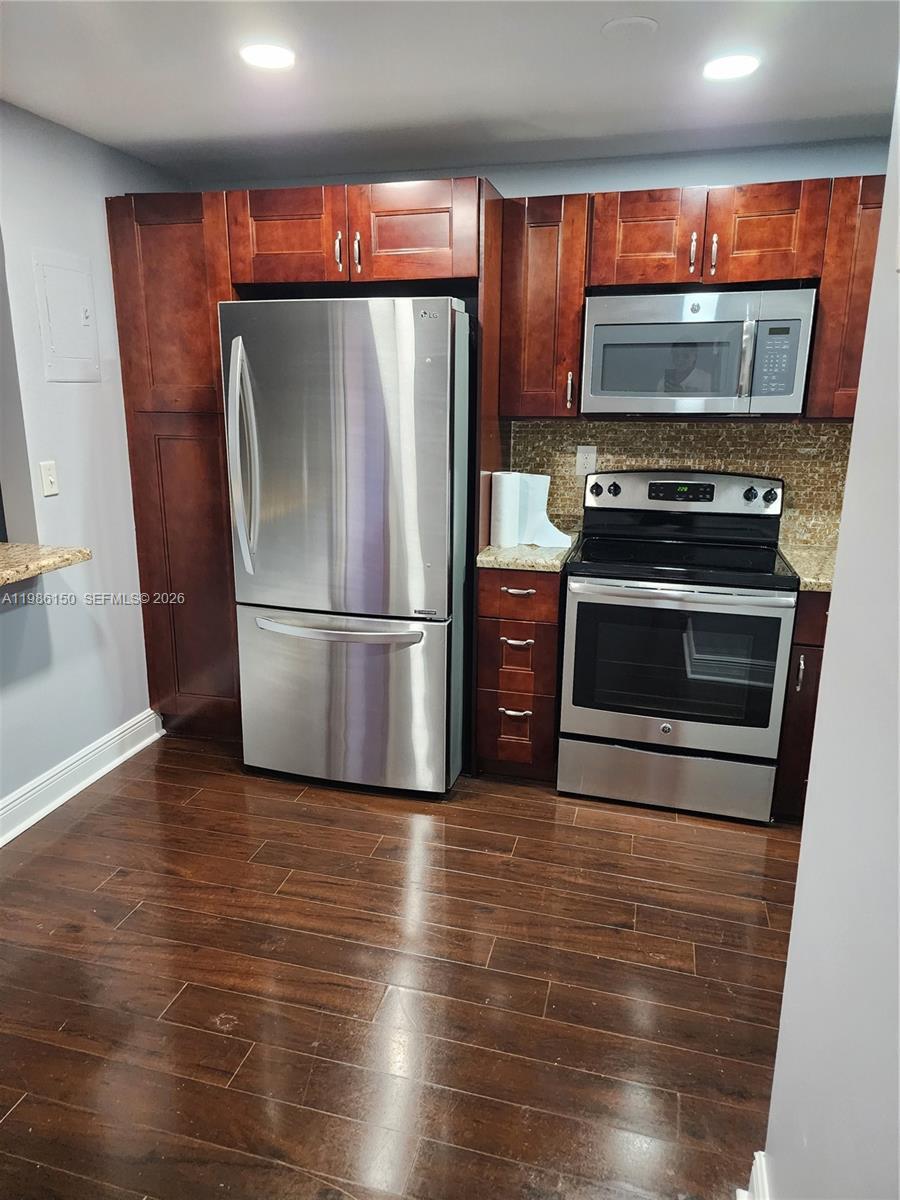 Listing photo 4 for 681 S Hollybrook Dr Unit#110, Pembroke Pines, FL, 33025