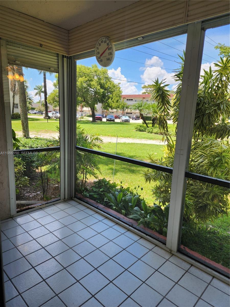 Listing photo 5 for 681 S Hollybrook Dr Unit#110, Pembroke Pines, FL, 33025