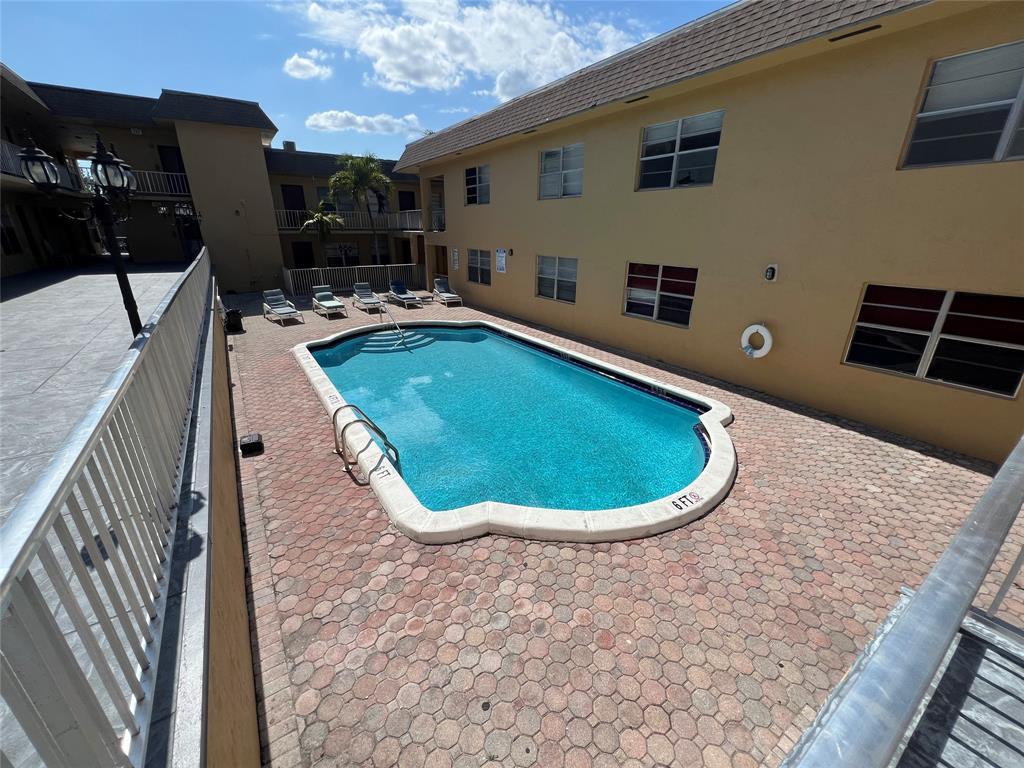Listing photo 8 for 6840 Pembroke Road, Pembroke Pines, FL, 33023