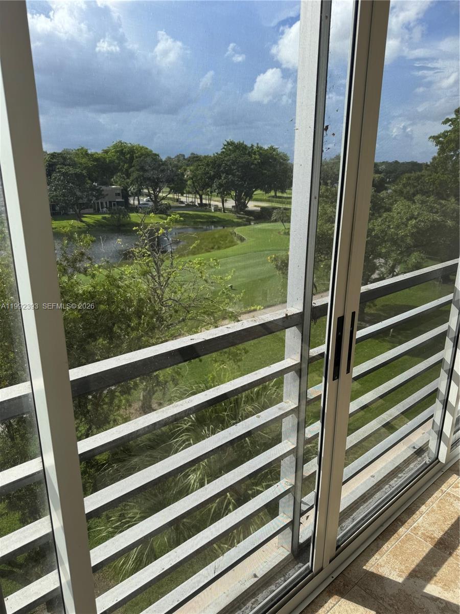 Listing photo 2 for 1811 Sabal Palm Dr Unit#403, Davie, FL, 33324