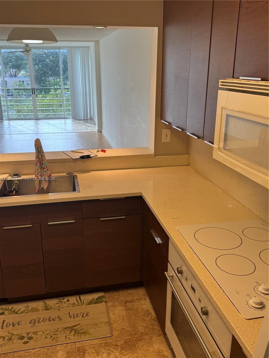 Listing photo 5 for 1811 Sabal Palm Dr Unit#403, Davie, FL, 33324
