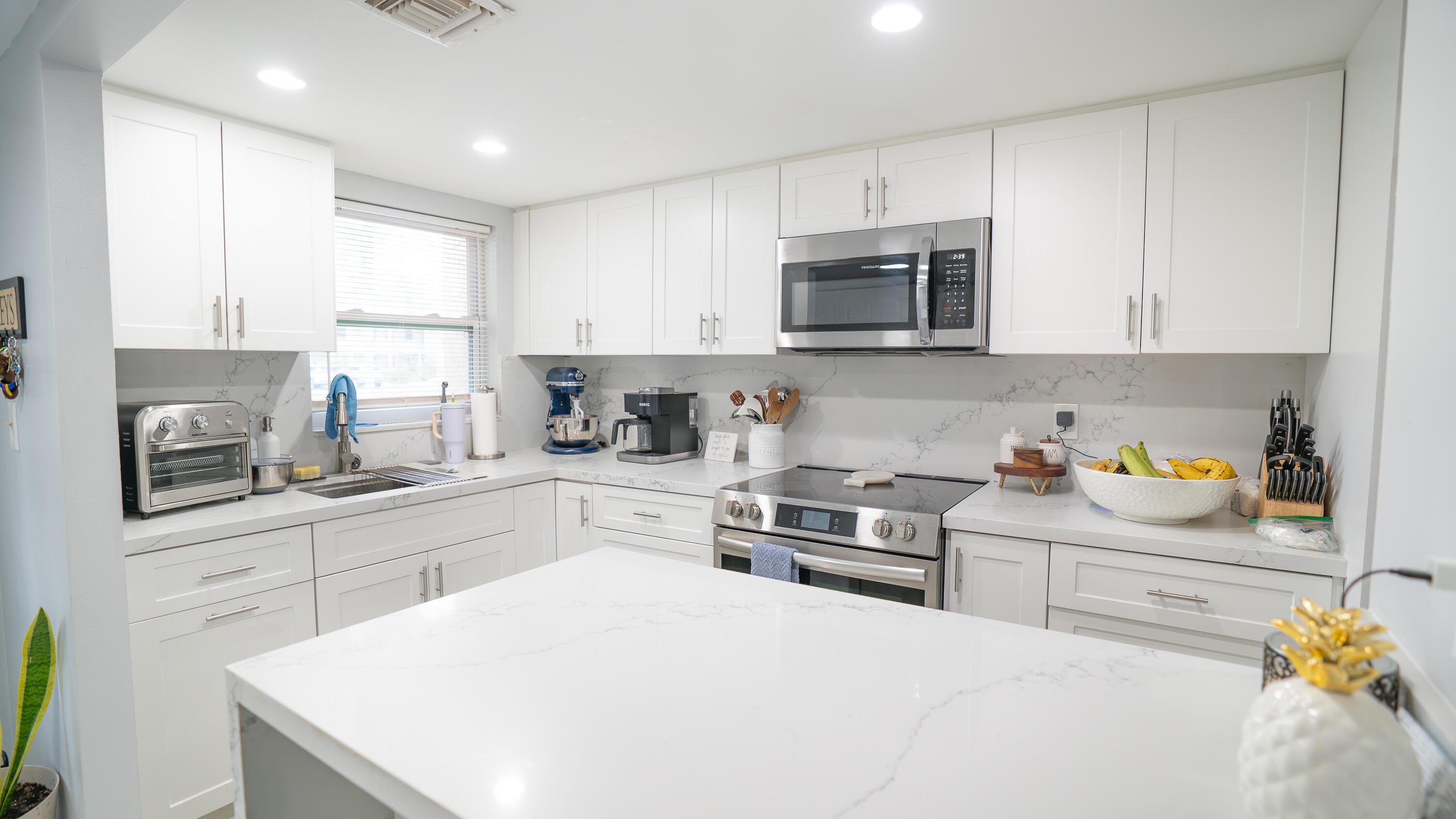 Listing photo 5 for 8285 Sunrise Lakes Boulevard Boulevard Unit#110, Sunrise, FL, 33322