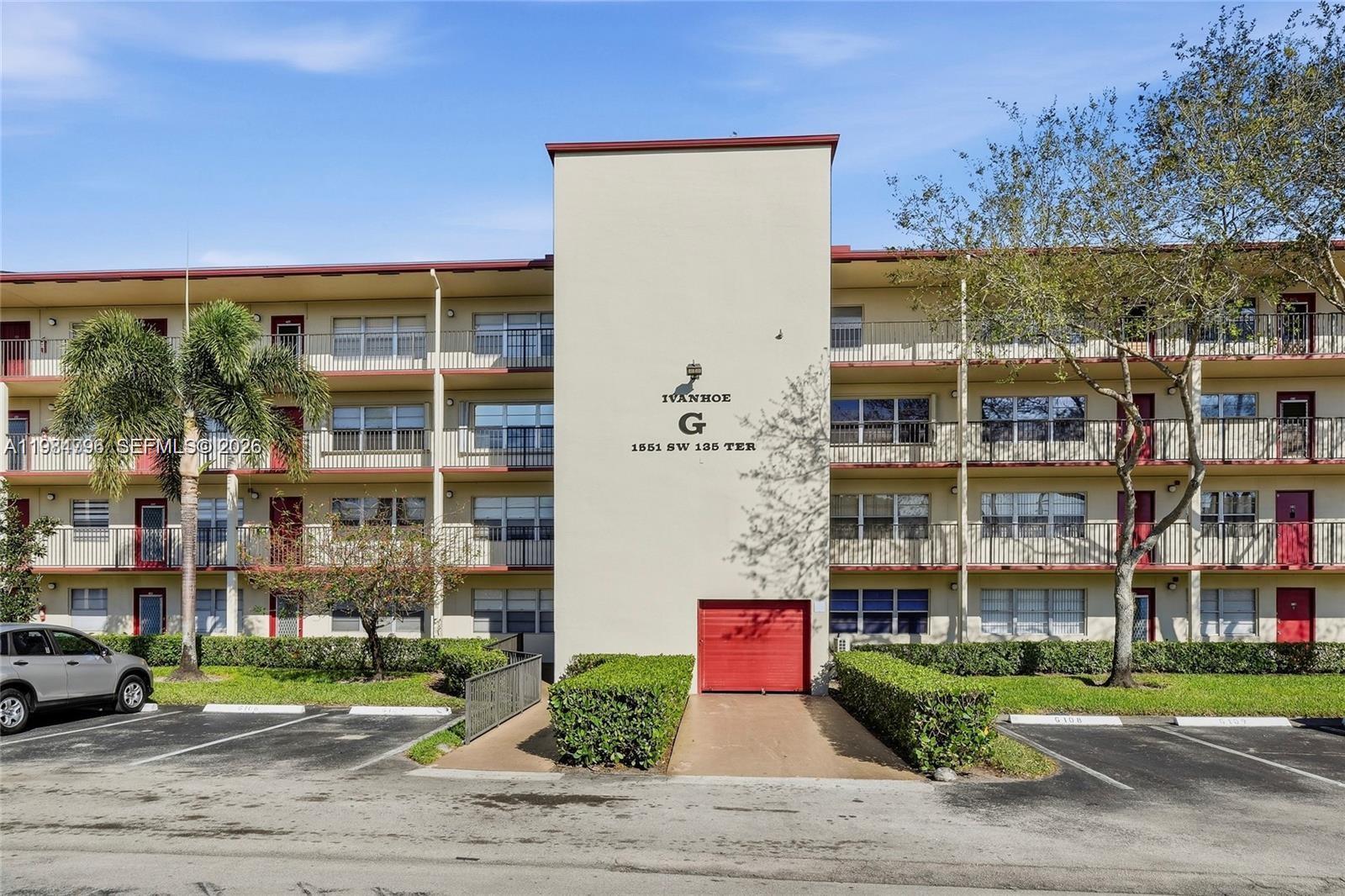 Listing photo 3 for 1551 SW 135th Ter Unit#111G, Pembroke Pines, FL, 33027