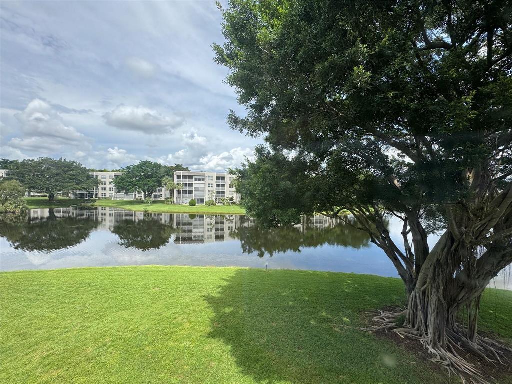 Listing photo 2 for 9235 Lagoon Place Place Unit#310, Davie, FL, 33324