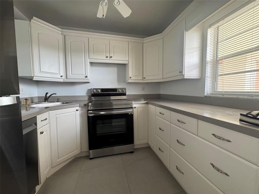 Listing photo 4 for 9235 Lagoon Place Place Unit#310, Davie, FL, 33324