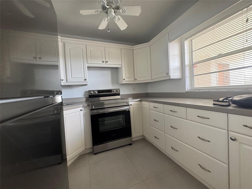 Listing photo 5 for 9235 Lagoon Place Place Unit#310, Davie, FL, 33324