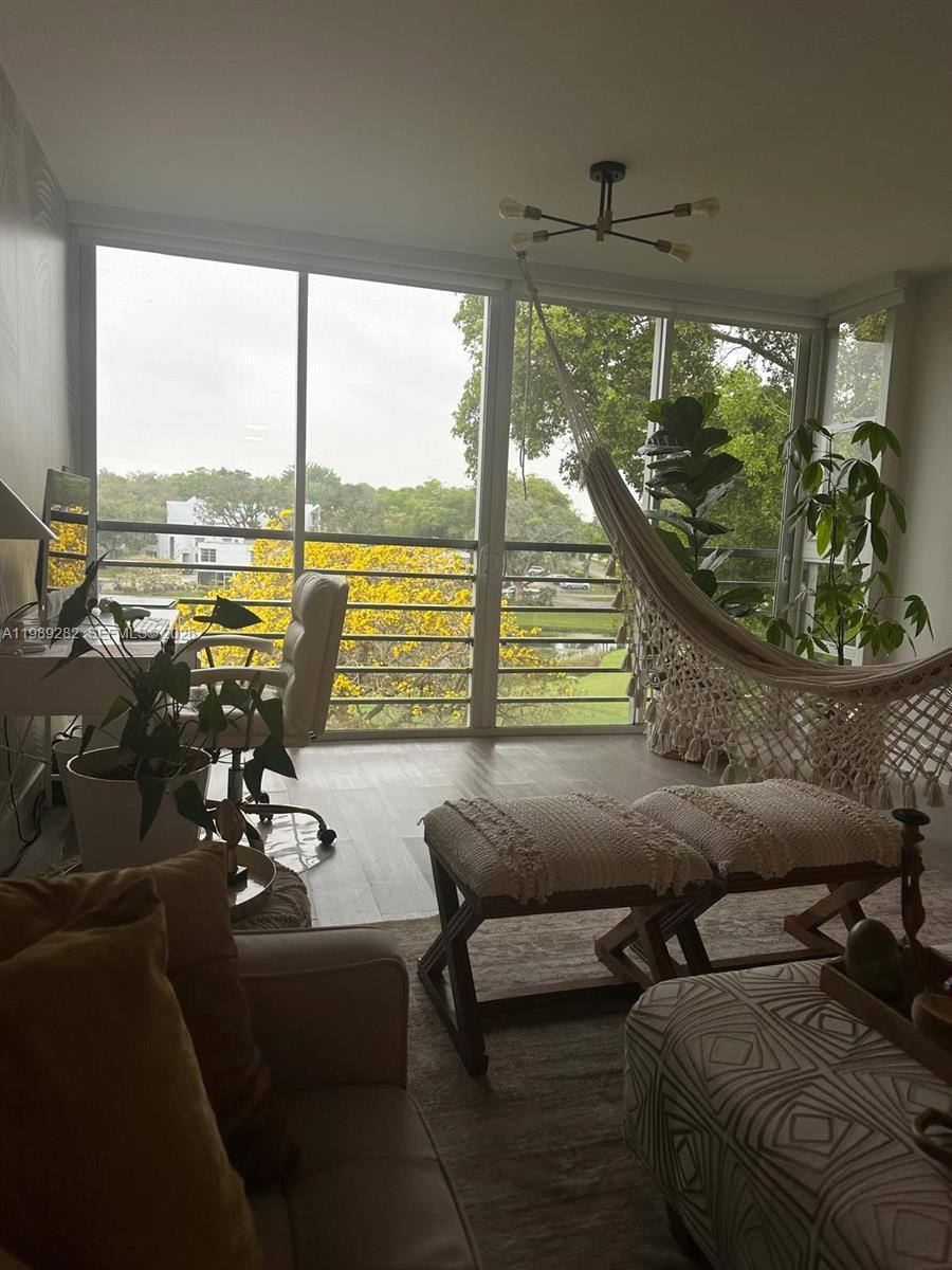 Listing photo 2 for 1811 Sabal Palm Dr Unit#406, Davie, FL, 33324