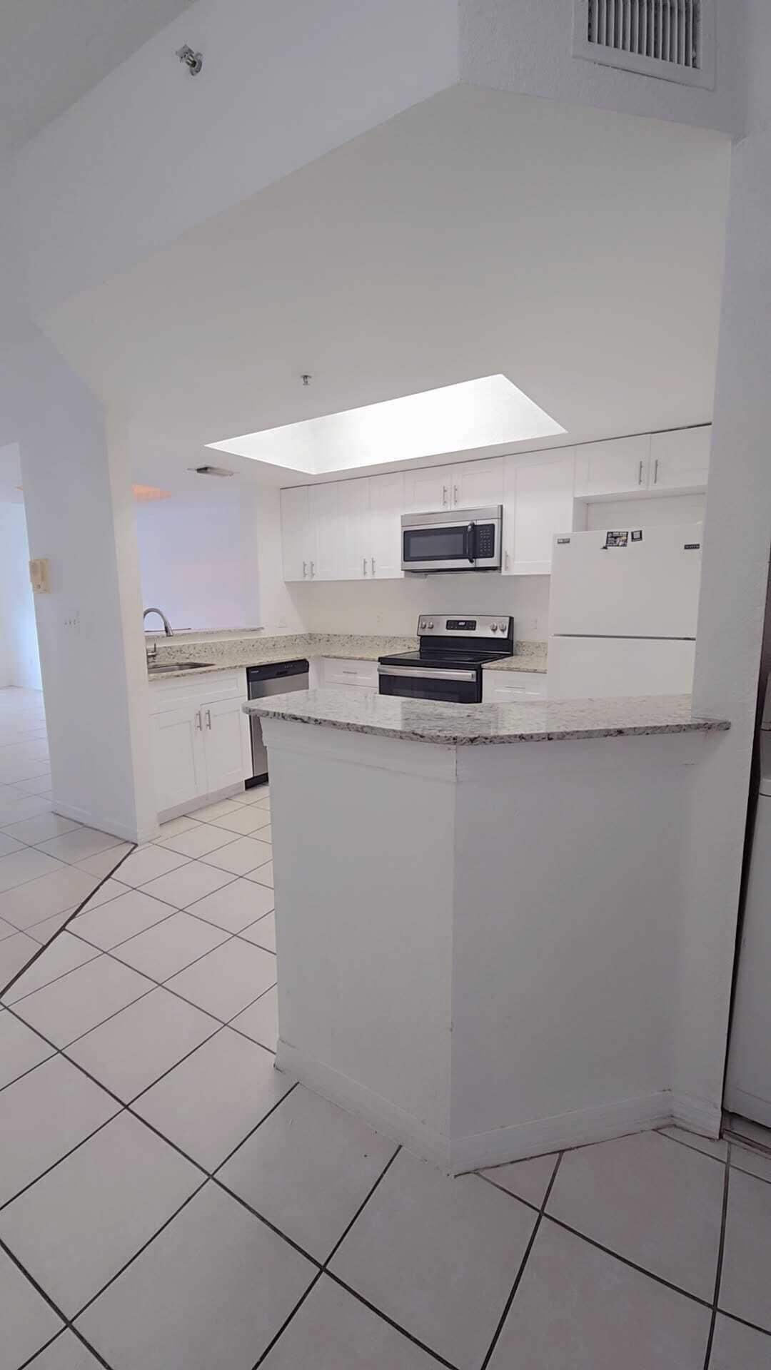 Listing photo 5 for 751 SW 148th Avenue Avenue Unit#1013, Sunrise, FL, 33325