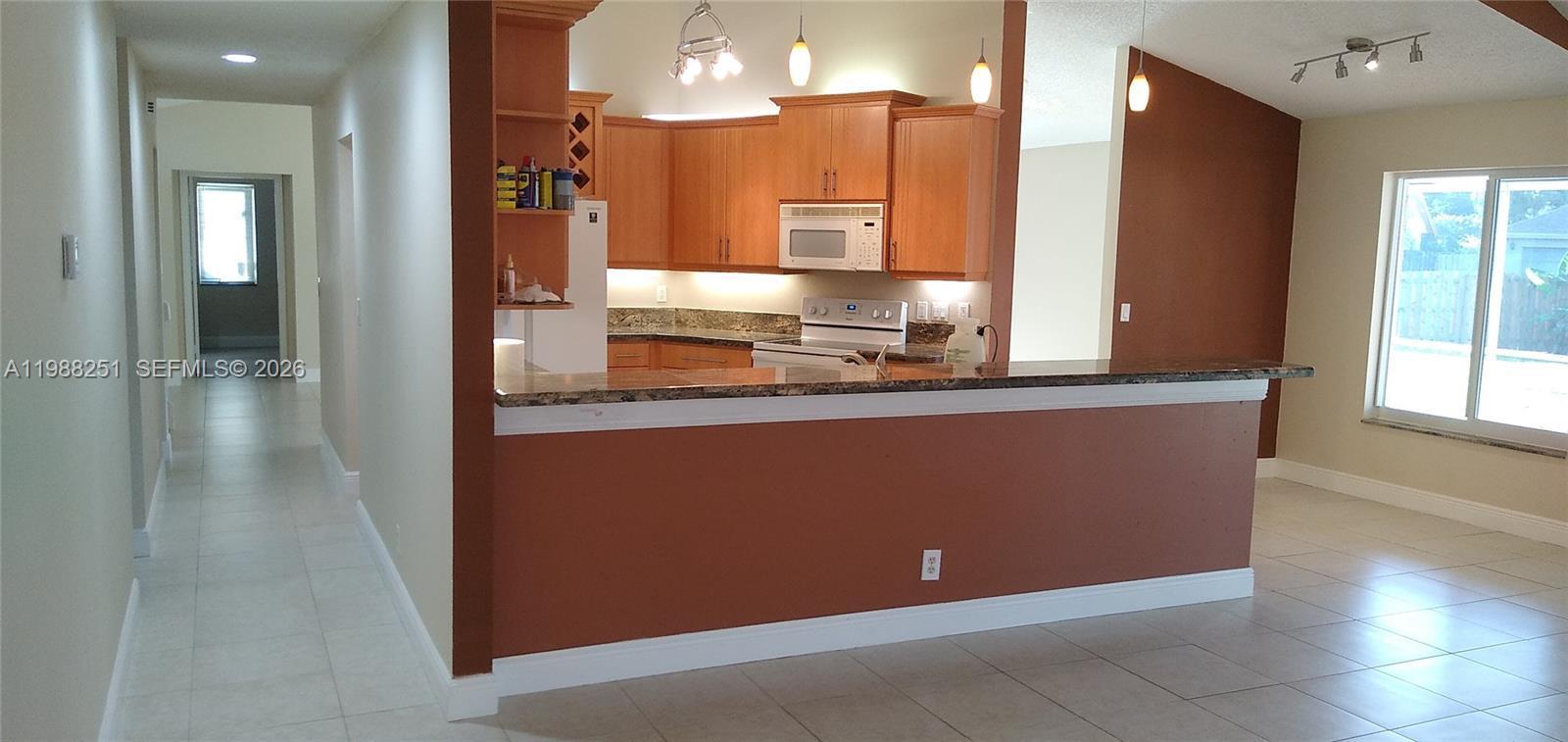 Listing photo 5 for 15013 SW 10th St, Sunrise, FL, 33326