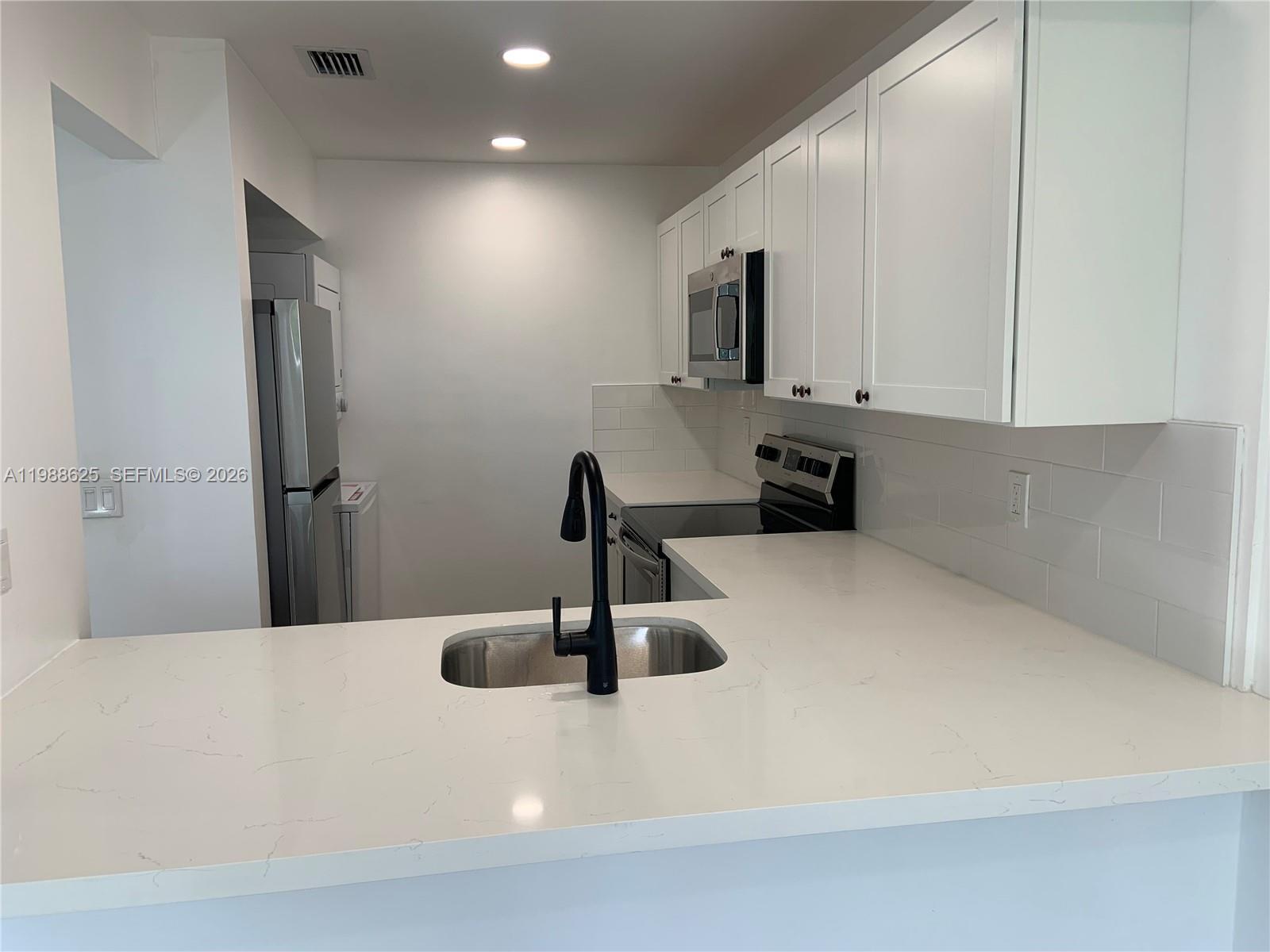 Listing photo 2 for 10016 NW 4th St Unit#201, Pembroke Pines, FL, 33024