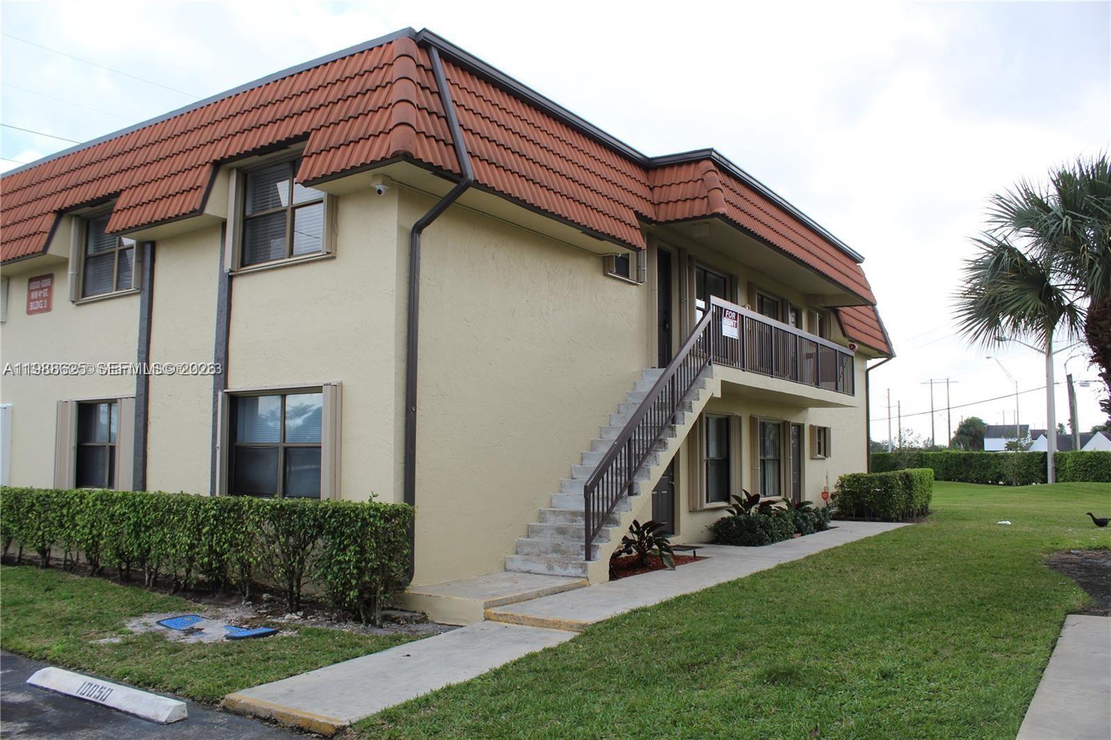Listing photo 3 for 10016 NW 4th St Unit#201, Pembroke Pines, FL, 33024