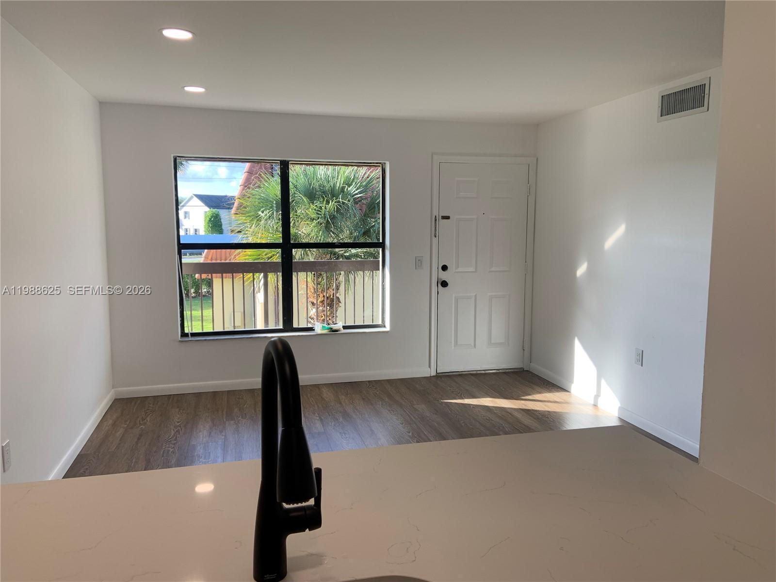 Listing photo 4 for 10016 NW 4th St Unit#201, Pembroke Pines, FL, 33024