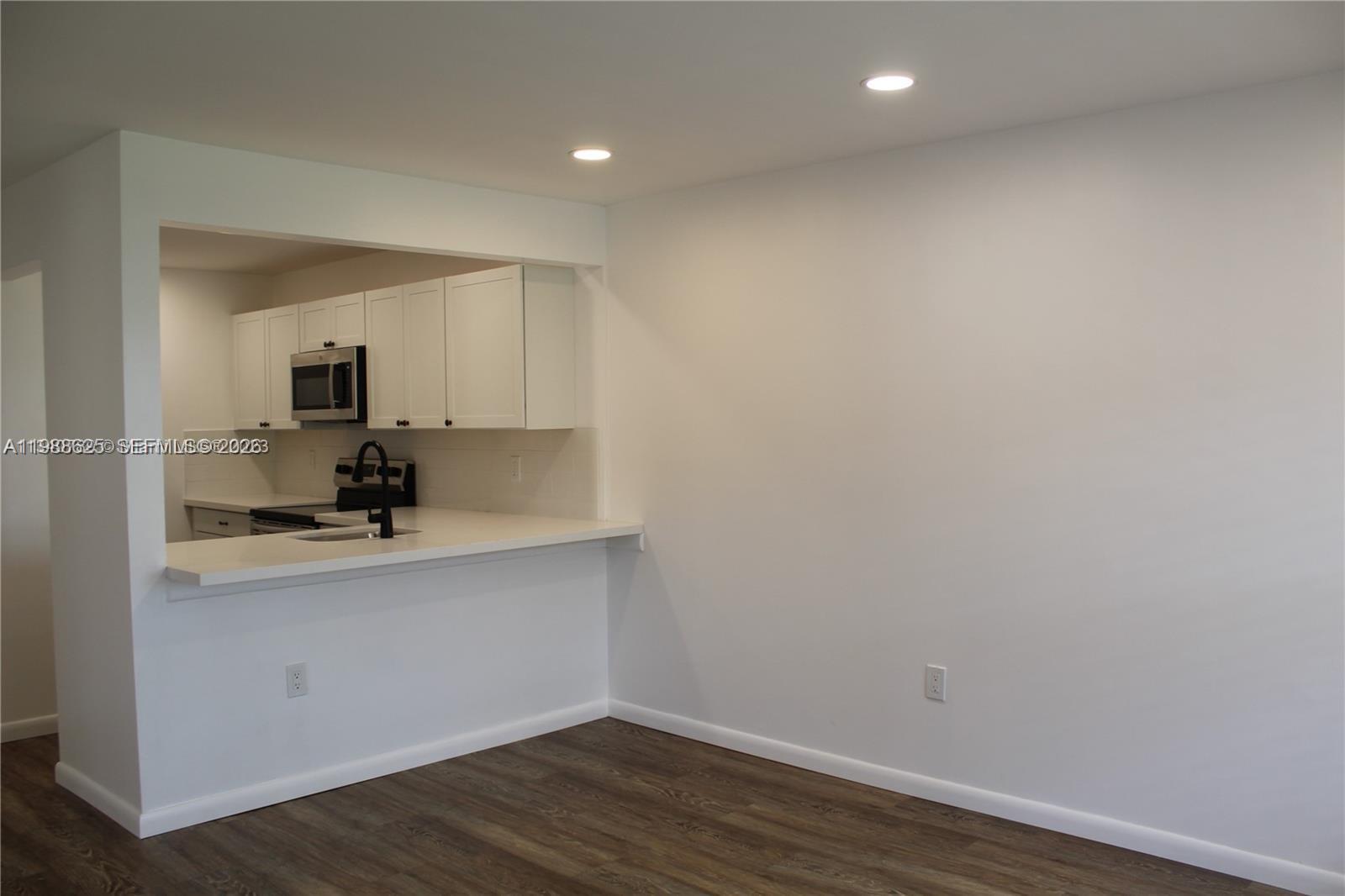 Listing photo 5 for 10016 NW 4th St Unit#201, Pembroke Pines, FL, 33024