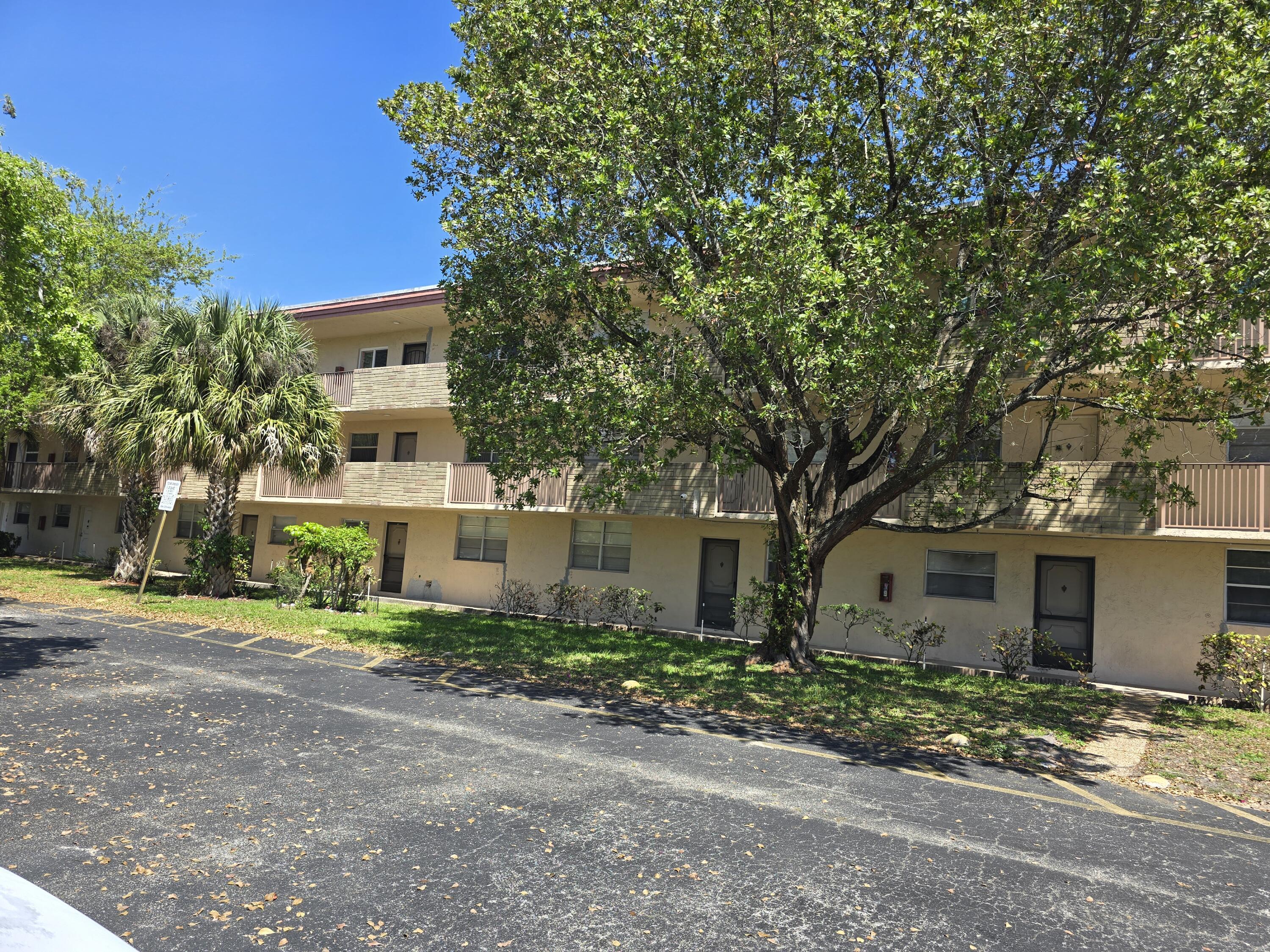 Listing photo 2 for 3900 NW 76th Avenue Avenue, Sunrise, FL, 33351