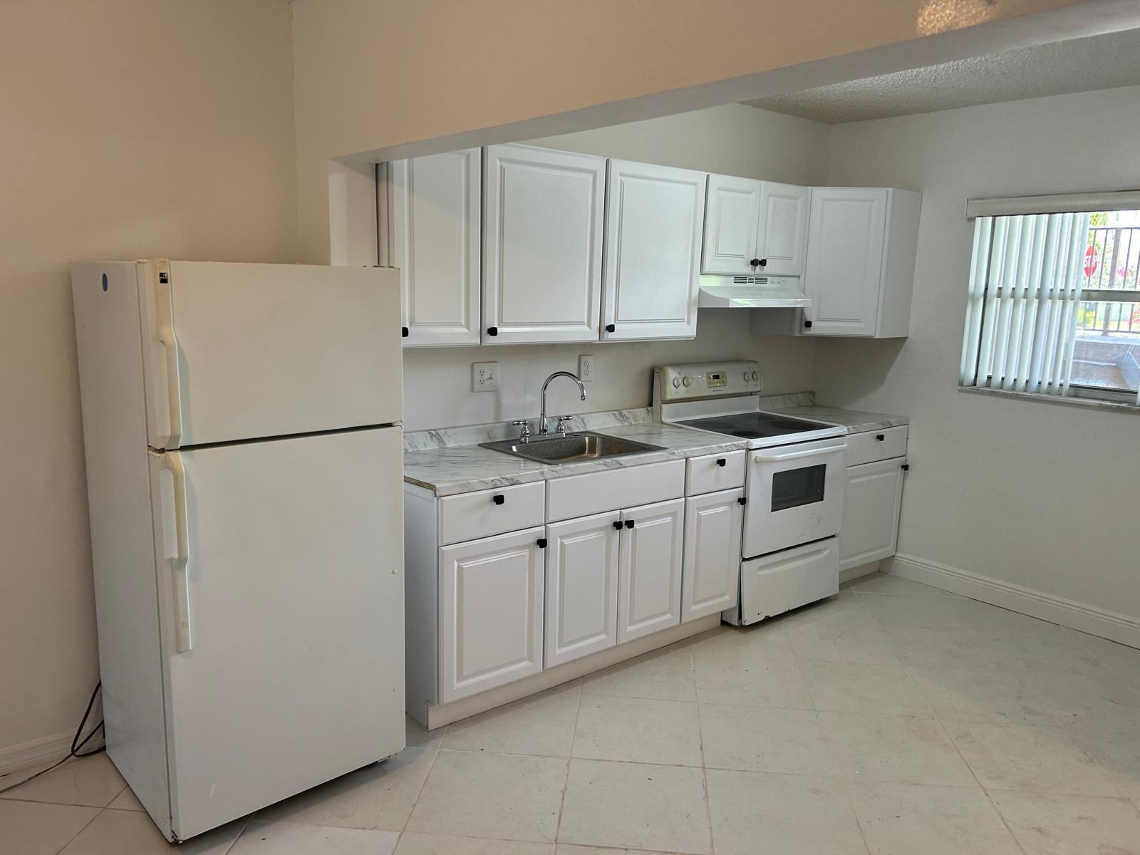 Listing photo 4 for 3900 NW 76th Avenue Avenue, Sunrise, FL, 33351