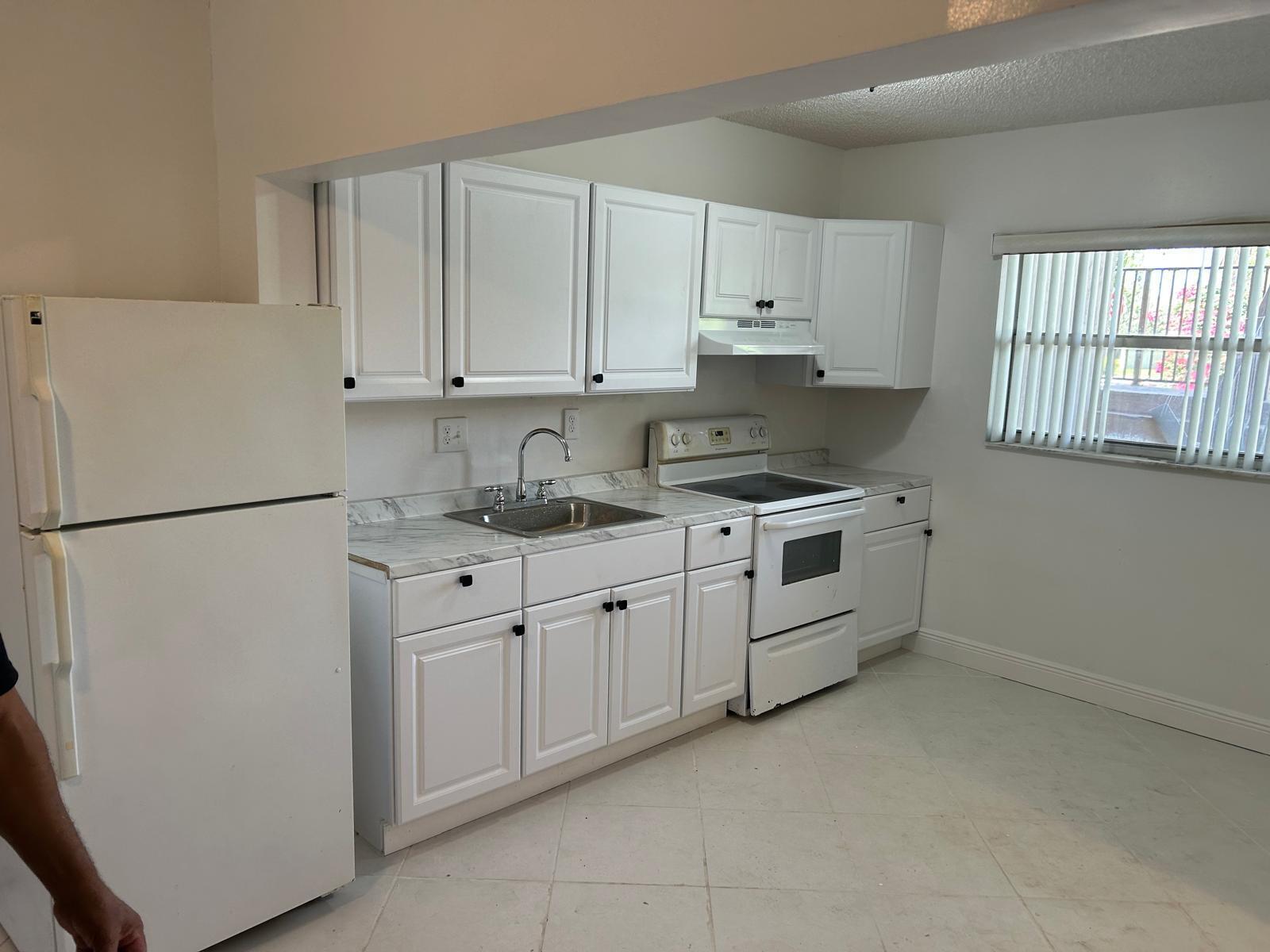 Listing photo 6 for 3900 NW 76th Avenue Avenue, Sunrise, FL, 33351
