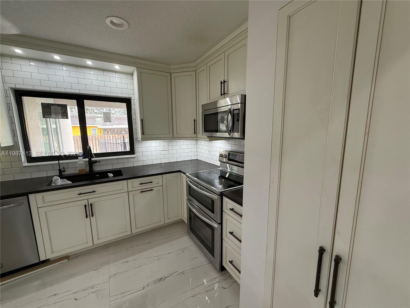 Listing photo 2 for 11100 NW 21st St, Sunrise, FL, 33322