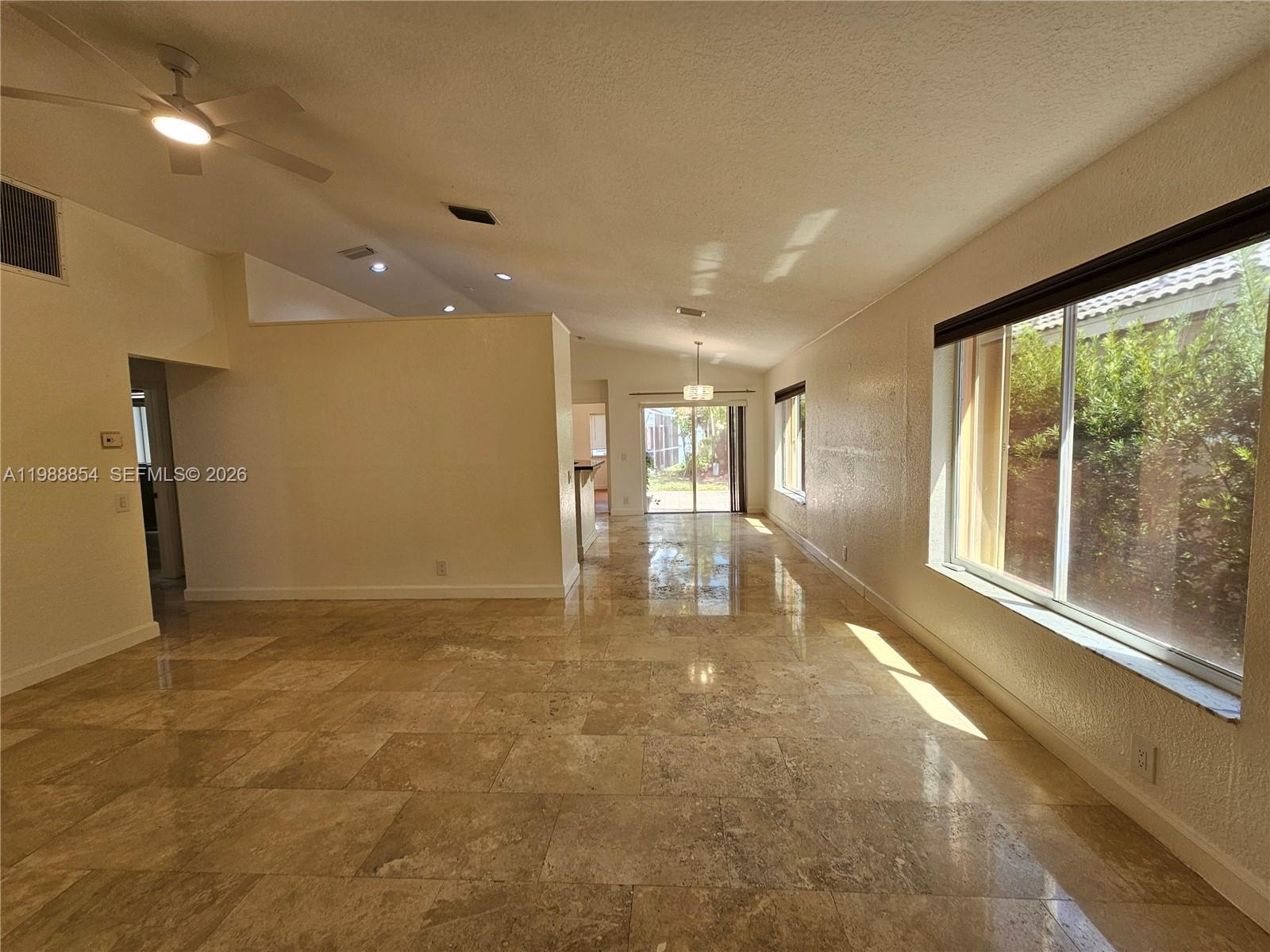 Listing photo 2 for 4279 Greenbriar Ln, Weston, FL, 33331