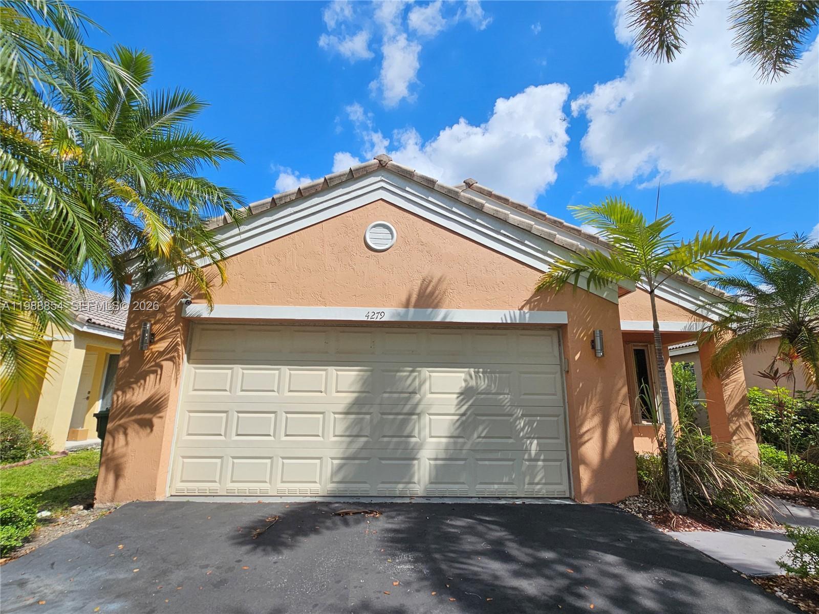 Listing photo 3 for 4279 Greenbriar Ln, Weston, FL, 33331