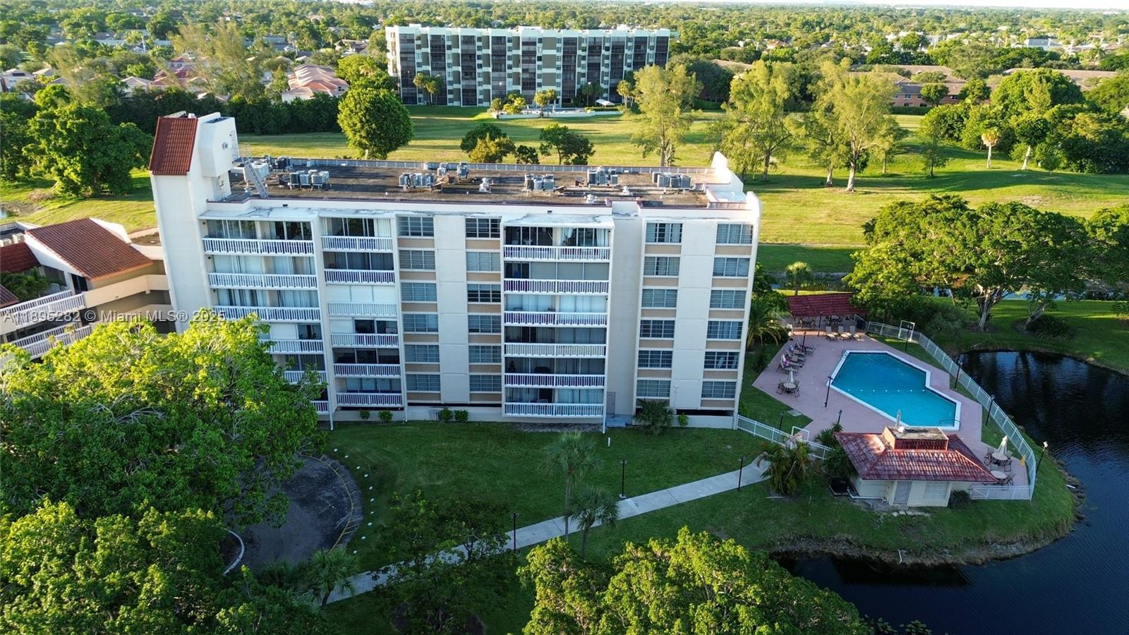 Listing photo 2 for 7051 Environ Blvd Unit#431, Lauderhill, FL, 33319
