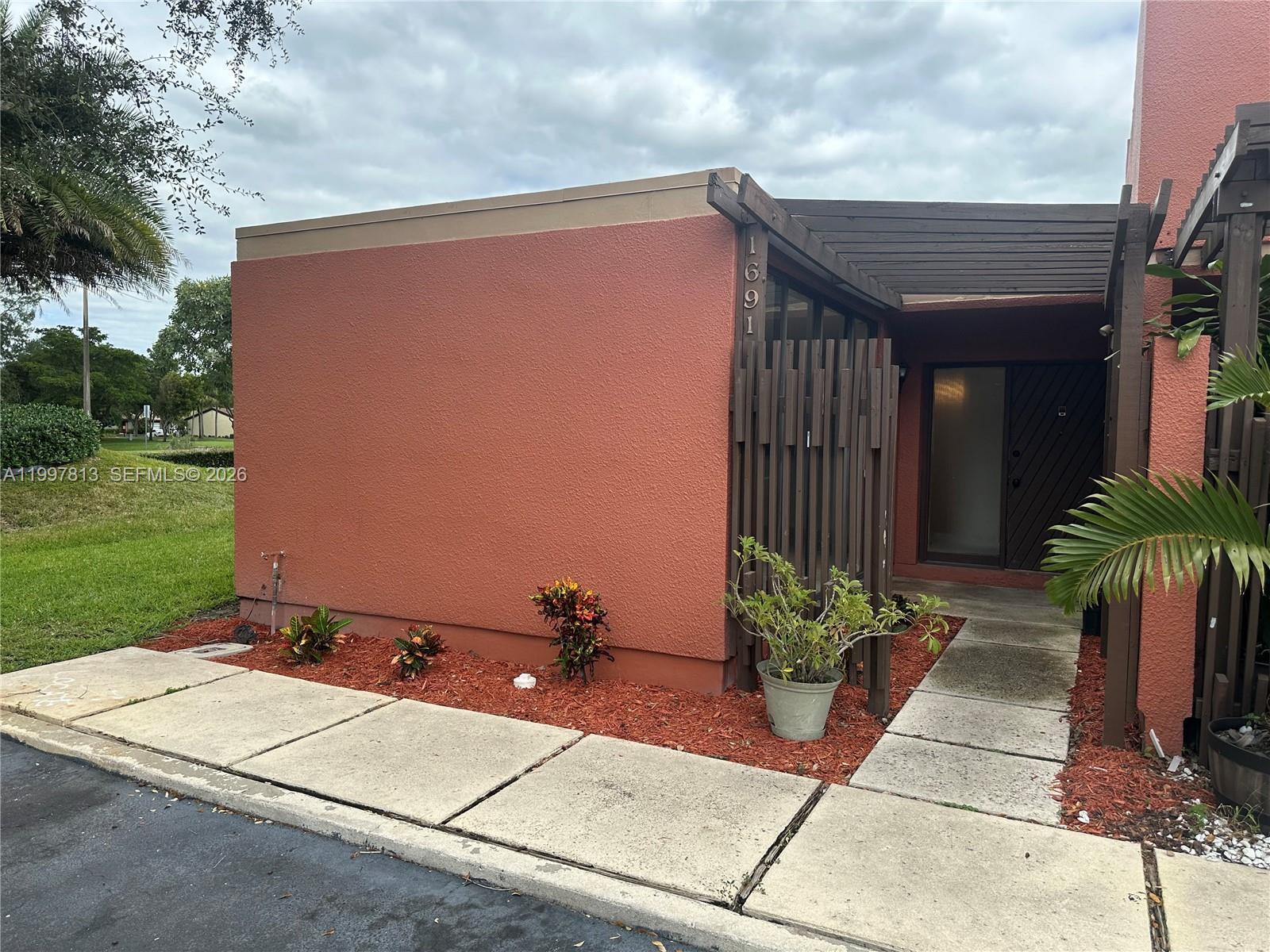 Listing photo 3 for 1691 Fairway Rd Unit#1691, Pembroke Pines, FL, 33026