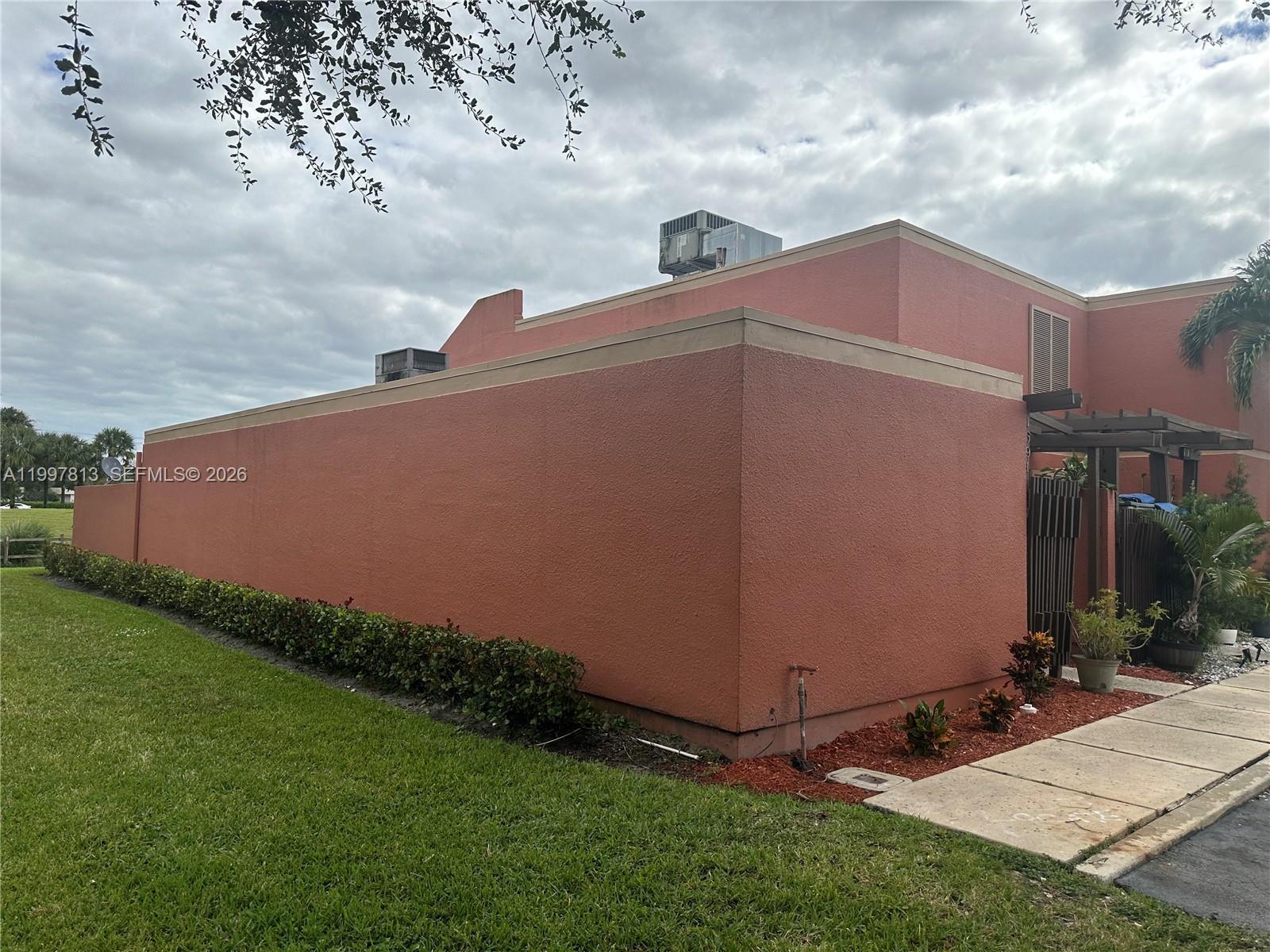 Listing photo 5 for 1691 Fairway Rd Unit#1691, Pembroke Pines, FL, 33026
