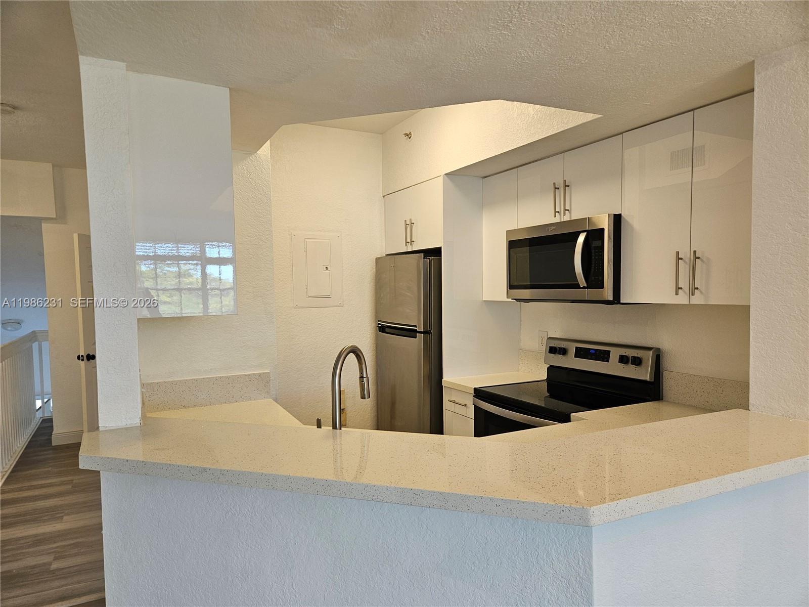 Listing photo 2 for 751 SW 148th Ave Unit#1012, Sunrise, FL, 33325